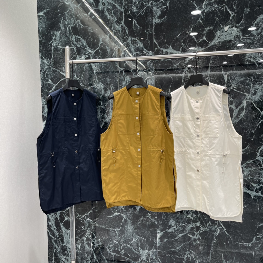 NO:778151,The highest version on the market, the girl inspects the goods, trims the three marks on the threads, and delivers the goods. You can post pictures and take videos. If you want quality and service, please add me on WeChat. We will not accept urgent orders. (Vest jacket) Her 26 spring and summer new style two-piece jacket. Stiff workwear fabric + lapel design. Adjustable waist drawstring. Practical and stylish. The vest looks great when worn alone or layered. It is easy to switch styles and can be used for commuting and leisure! Full score for details and high-end texture.  A must-have for fashionistas! Three colors of SML, Hermès-clothing, hermes, jackets & coats,19860909市面最高版本小妹验货、修剪线头上三标、发货可发图及拍视频,要品质要服务的加我微信,不接急单.（马甲外套） Her 26春夏新款 两件式外套 硬挺工装面料+翻领设计 腰部抽绳可调节 实用又有型 马甲单穿叠搭都非常好看 轻松切换风格 通勤休闲都能hold住!细节满分 质感高级 时髦精必入!三个色SML,爱马仕-服装,hermes,jackets & coats,,Women's clothing