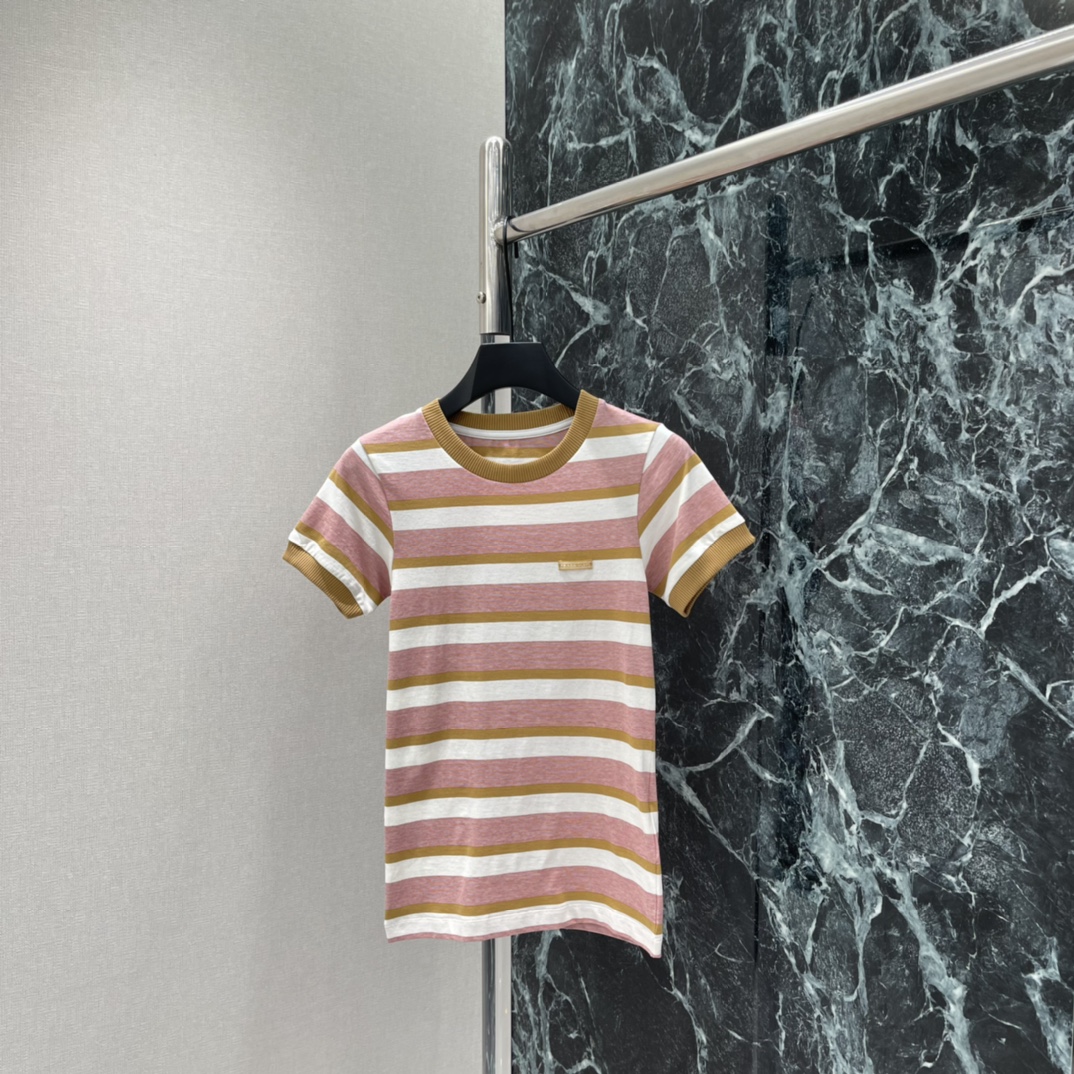 NO:778152,The highest version on the market, the girl inspects the goods, trims the three marks on the threads, and delivers the goods. You can post pictures and take videos. If you want quality and service, please add me on WeChat. We will not accept urgent orders. PD 26 spring and summer new style, pink and white striped short-sleeved T-shirt, short and slim fit, outlines the figure, round neck + striped elements, retro and fashionable, daily commuting  It can be easily worn casually. It looks great with jeans or skirts. It is a must-have and versatile item in the wardrobe! One color SML, Prada-clothing, prada, skirts, jeans, T-shirt, tees, t-shirt,19860909市面最高版本小妹验货、修剪线头上三标、发货可发图及拍视频,要品质要服务的加我微信,不接急单. PD 26春夏新款 粉白条纹短袖T恤 短款修身版型 勾勒身形 圆领+条纹元素 复古又时髦 日常通勤 休闲都能轻松驾驭,搭配牛仔裤或半身裙都很出彩,是衣橱必备百搭单品!一个色SML,普拉达-服装,prada,skirts,jeans,T-shirt,tees，t-shirt,,Women's clothing