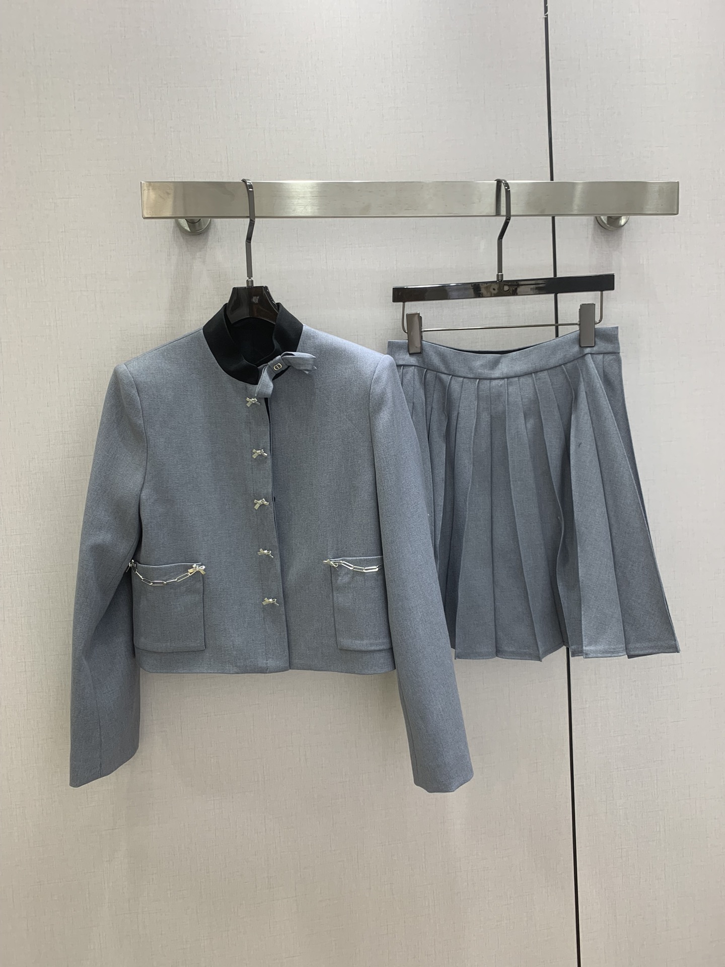 NO:753800,Highly recommended for early spring 26, bow chain pocket jacket spliced with pleated skirt, separate batches, French socialite style baby blue suit, made of light denim blue tweed fabric with delicate mixed color texture, texture is crisp yet soft. Dark black twill splicing at the neckline contrasts with the denim blue to enhance sophistication and layering. The skirt is made of fine accordion pleats, which makes it flexible and elegant when walking, full of girlishness.  The edges of the patch pockets on both sides are decorated with silver bow chains, adding a sense of exquisite luxury. One color SML code. High-quality jacket ABC290. Skirt ABC, skirts, jackets & coats,19860909强烈推荐 26早春新款 蝴蝶结链条口袋外套拼接百褶半裙 分开批 法式名媛风baby蓝套装 采用浅牛仔蓝粗花呢面料带有细腻的混色肌理 质感挺括又不失柔和感 领口处用深黑色斜纹拼接与牛仔蓝形成撞色对比 提升精致度与层次感 裙身是细密的风琴百褶 走动时灵动飘逸充满少女感 两侧贴袋边缘点缀银色蝴蝶结链条装饰 增添了精致的轻奢感 一个色 SML码 高品质外套ABC290 半裙ABC,,skirts,jackets & coats,,Women's clothing