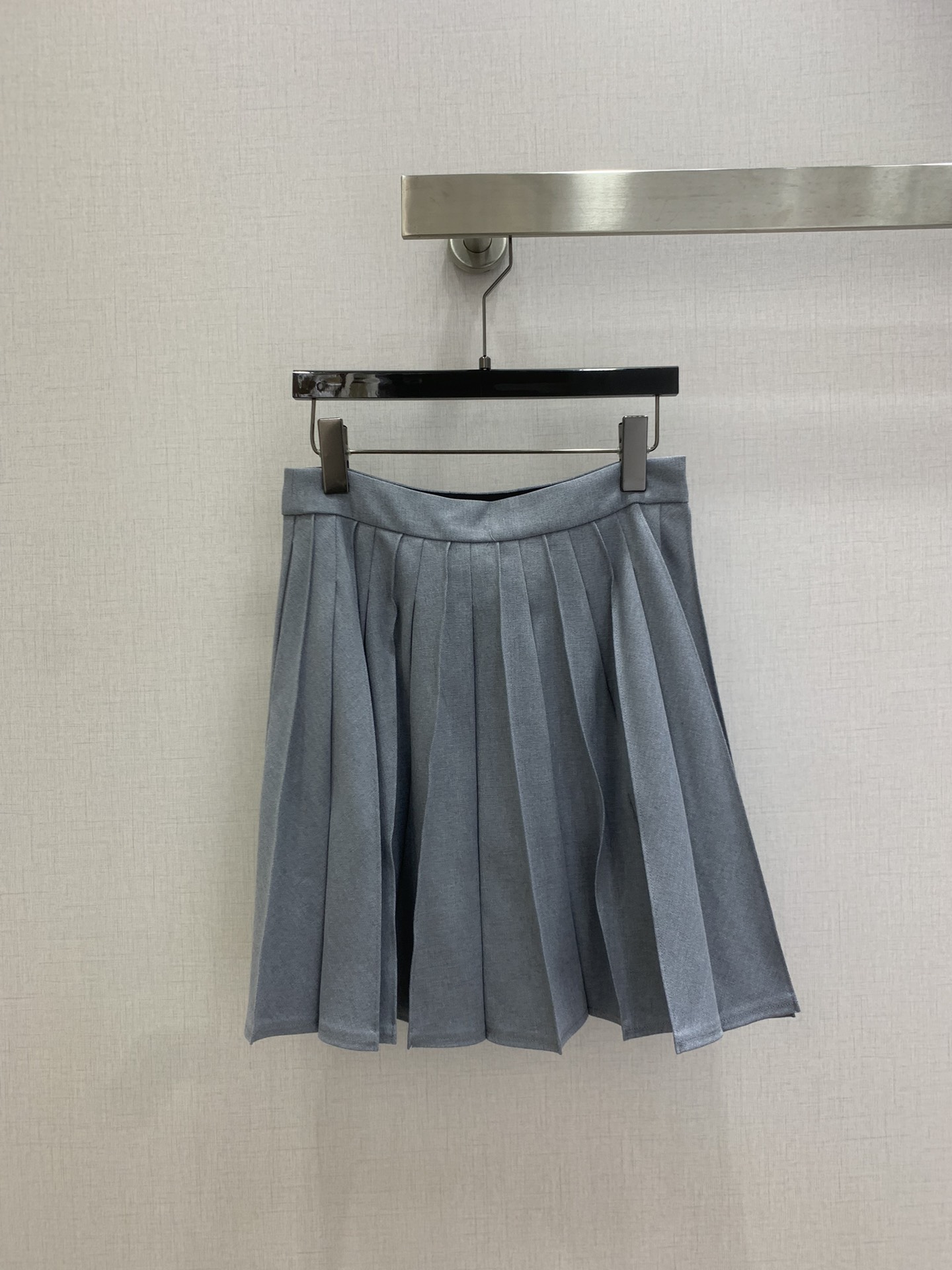 NO:753796,Highly recommended for early spring 26, bow chain pocket jacket spliced with pleated skirt, separate batches, French socialite style baby blue suit, made of light denim blue tweed fabric with delicate mixed color texture, texture is crisp yet soft. Dark black twill splicing at the neckline contrasts with the denim blue to enhance sophistication and layering. The skirt is made of fine accordion pleats, which makes it flexible and elegant when walking, full of girlishness.  The edges of the patch pockets on both sides are decorated with silver bow chains, adding a sense of exquisite luxury. One color SML code. High quality, skirts, jackets & coats,19860909强烈推荐 26早春新款 蝴蝶结链条口袋外套拼接百褶半裙 分开批 法式名媛风baby蓝套装 采用浅牛仔蓝粗花呢面料带有细腻的混色肌理 质感挺括又不失柔和感 领口处用深黑色斜纹拼接与牛仔蓝形成撞色对比 提升精致度与层次感 裙身是细密的风琴百褶 走动时灵动飘逸充满少女感 两侧贴袋边缘点缀银色蝴蝶结链条装饰 增添了精致的轻奢感 一个色 SML码 高品质,,skirts,jackets & coats,,Women's clothing