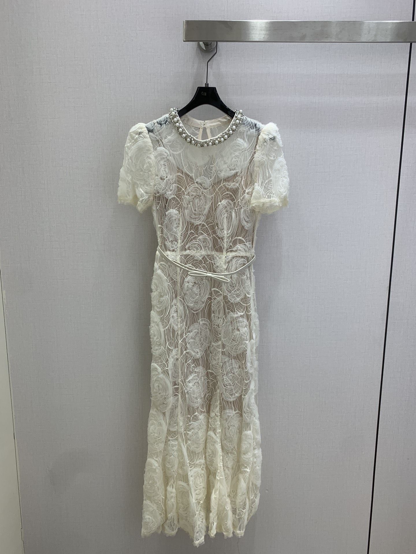 NO:753812,Highly recommended for the early spring of 26, the new rose lace beaded collar short-sleeved dress is made of three-dimensional rose embroidery, water-soluble lace material, semi-transparent texture and super elegant. The neckline is designed with a diamond necklace, blingbling under the light, perfect sense of sophistication!  The thin belt at the waist modifies the proportions, and the mid-length style is very friendly to small people, making it easy to wear Hepburn style. It is suitable for formal occasions such as annual meetings, dates, dinners, etc. Pair it with a small Song brocade bag or simple accessories to easily hold the whole scene!  Two colors SML code, high quality AB,,skirts,T-shirt,necklace,19860909强烈推荐 26早春新款 玫瑰蕾丝钉珠领短袖连衣裙 采用立体玫瑰花刺绣,水溶蕾丝材质,半透肌理感超优雅.领口镶钻项链设计,灯光下blingbling,精致感满分！腰部细腰带修饰比例,中长款对小个子超友好,轻松穿出赫本风气质.适合年会、约会、晚宴等正式场合,搭配宋锦小拎包或简约配饰,轻松hold住全场！两个色 SML码 高品质AB,,skirts,T-shirt,necklace,,Women's clothing