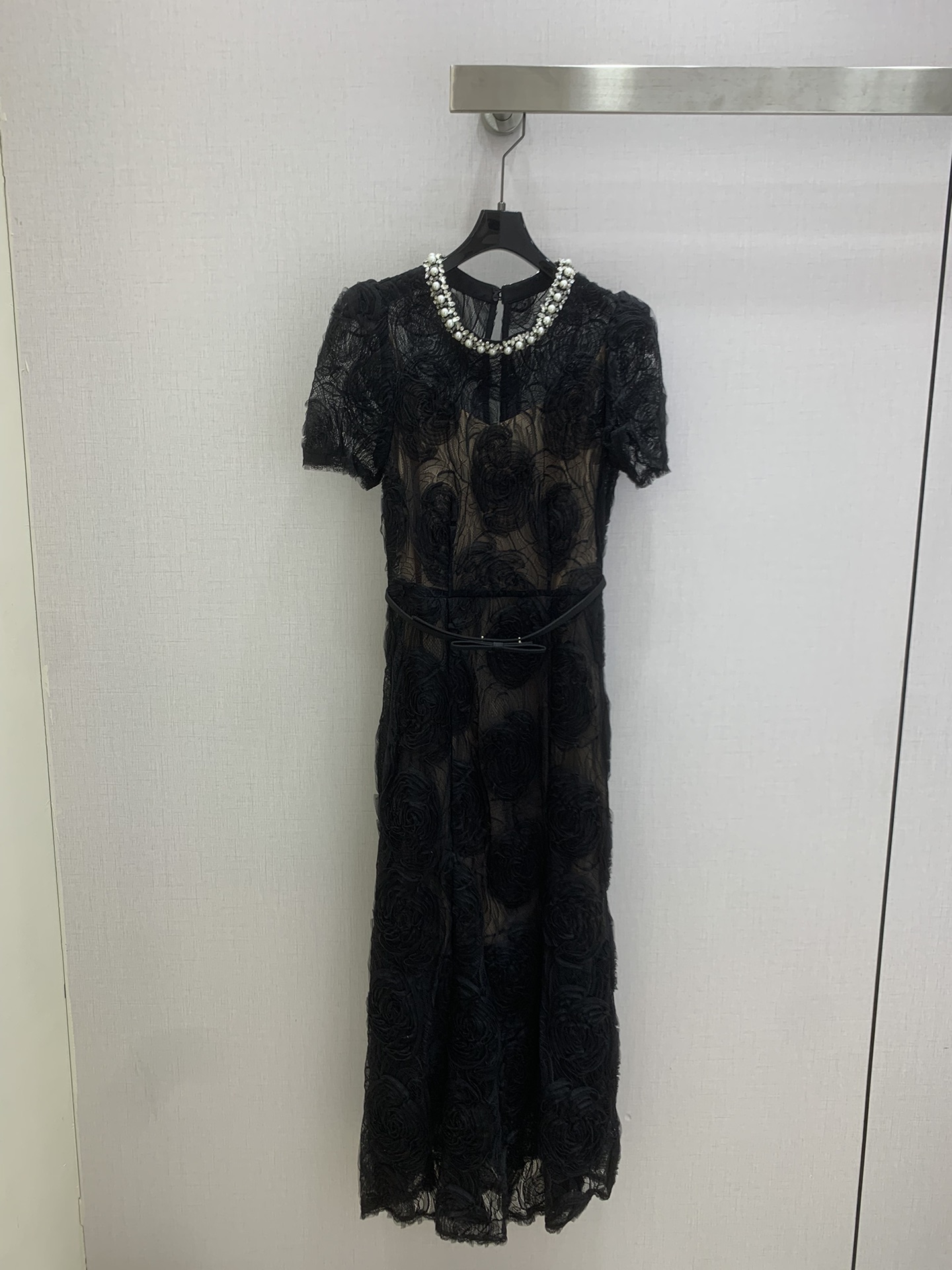 NO:753809,Highly recommended for the early spring of 26, the new rose lace beaded collar short-sleeved dress is made of three-dimensional rose embroidery, water-soluble lace material, semi-transparent texture and super elegant. The neckline is designed with a diamond necklace, blingbling under the light, perfect sense of sophistication!  The thin belt at the waist modifies the proportions, and the mid-length style is very friendly to small people, making it easy to wear Hepburn style. It is suitable for formal occasions such as annual meetings, dates, dinners, etc. Pair it with a small Song brocade bag or simple accessories to easily hold the whole scene!  Two colors SML code, high quality ABC,,skirts,T-shirt,necklace,19860909强烈推荐 26早春新款 玫瑰蕾丝钉珠领短袖连衣裙 采用立体玫瑰花刺绣,水溶蕾丝材质,半透肌理感超优雅.领口镶钻项链设计,灯光下blingbling,精致感满分！腰部细腰带修饰比例,中长款对小个子超友好,轻松穿出赫本风气质.适合年会、约会、晚宴等正式场合,搭配宋锦小拎包或简约配饰,轻松hold住全场！两个色 SML码 高品质ABC,,skirts,T-shirt,necklace,,Women's clothing