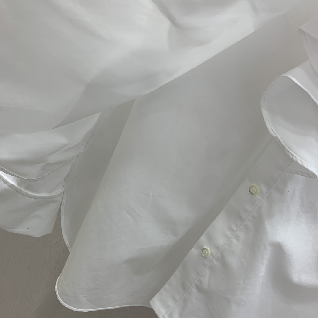 强烈推荐 26早春新款 荷叶边蜜蜂刺绣衬衫🤍这款荷叶边白衬衫，采用高品质棉质面料，轻薄透气，穿着超舒适！