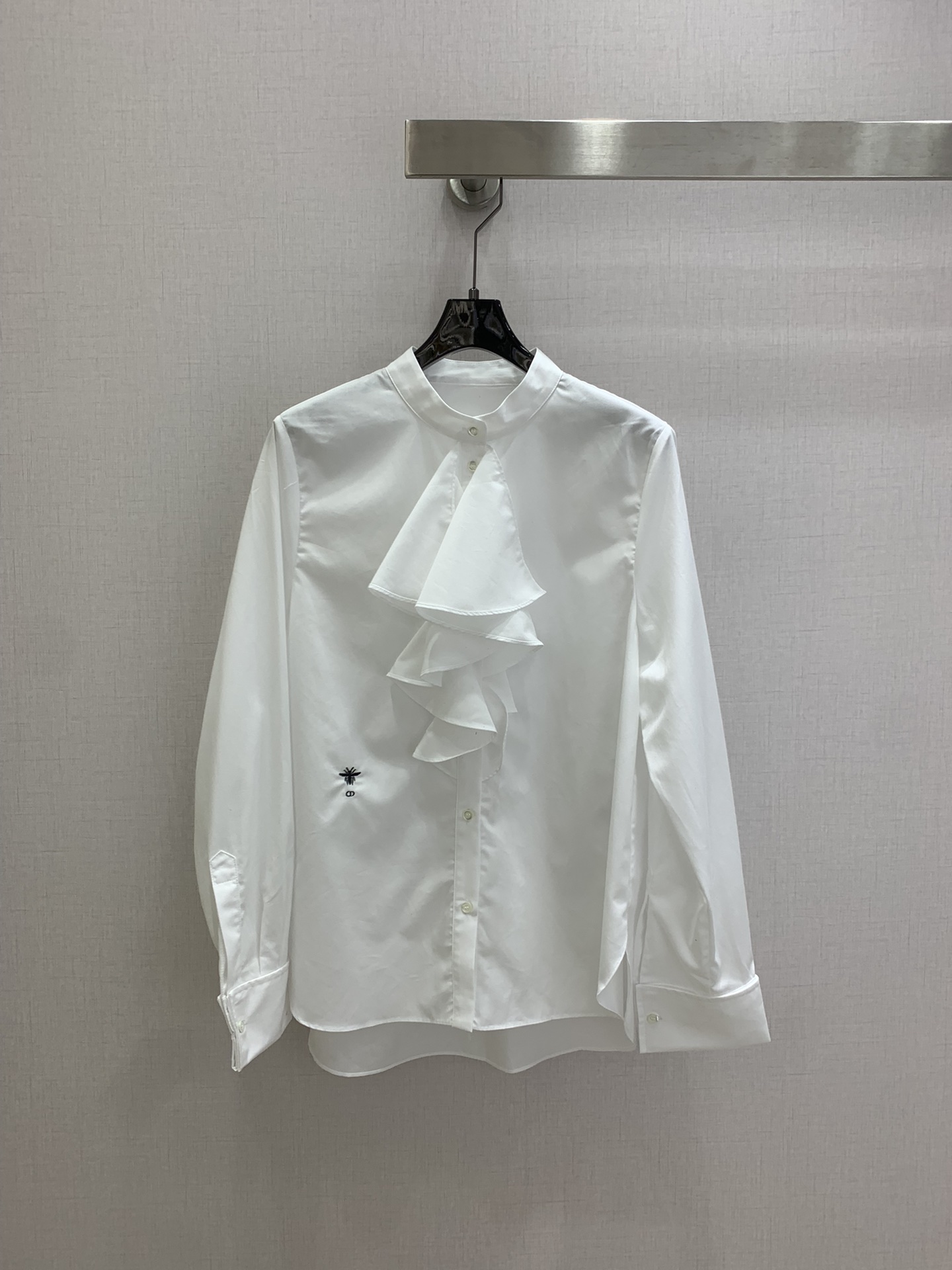 NO:753806,Highly recommended for the early spring of 26, the new ruffled bee embroidered shirt. This ruffled white shirt is made of high-quality cotton fabric, is light and breathable, and is super comfortable to wear!  The small stand-up collar + stacked ruffles on the chest are full of French elegance. The loose fit is not flattering and can be easily used for commuting, leisure, and vacation. The pure white color has a sense of luxury, and it goes well with trousers or skirts. It can easily switch between elegant or casual style ~ exquisite details, practicality and design, it is a must-have and versatile item for the spring and summer wardrobe!  One color SML code high quality ABC,,skirts,shirts,19860909强烈推荐 26早春新款 荷叶边蜜蜂刺绣衬衫这款荷叶边白衬衫,采用高品质棉质面料,轻薄透气,穿着超舒适！小立领+前胸层叠荷叶边,法式优雅感满满.宽松版型不挑身材,通勤、休闲、度假都能轻松驾驭.纯白色调自带高级感,搭配裤装或裙装都很出彩,轻松切换优雅or休闲风～细节精致,实用又有设计感,是春夏衣橱必备百搭单品！一个色 SML码 高品质ABC,,skirts,shirts,,Women's clothing