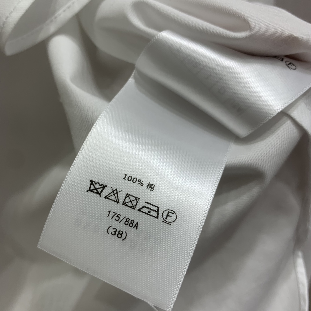 强烈推荐 26早春新款 荷叶边蜜蜂刺绣衬衫🤍这款荷叶边白衬衫，采用高品质棉质面料，轻薄透气，穿着超舒适！
