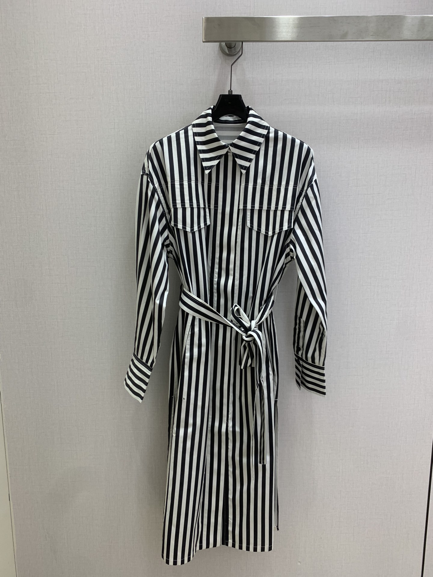 NO:753824,Highly recommended 26 early spring new striped double pocket belt dress. Cotton produced in Xinjiang, more comfortable and soft to wear. It is a rare high-quality cotton in the world. It has long fibers, high softness and good breathability. It is a high-quality raw material for making mid-to-high-end textiles. This shirt dress is made of striped cotton fabric and uses an A-shaped silhouette belt. Two colors SML code. High-quality ABC, skirts, shirts,19860909强烈推荐 26早春新款 条纹双口袋腰带连衣裙 新疆产地棉花,穿着更舒适柔软,是世界上少有的优质棉花,其纤维长、柔软度高、透气性好,是制作中高端纺织品的优质原料这款衬衫式连衣裙选用条纹棉质面料制成,采用 A 宇型廓形腰带 两个色 SML码 高品质ABC,,skirts,shirts,,Women's clothing