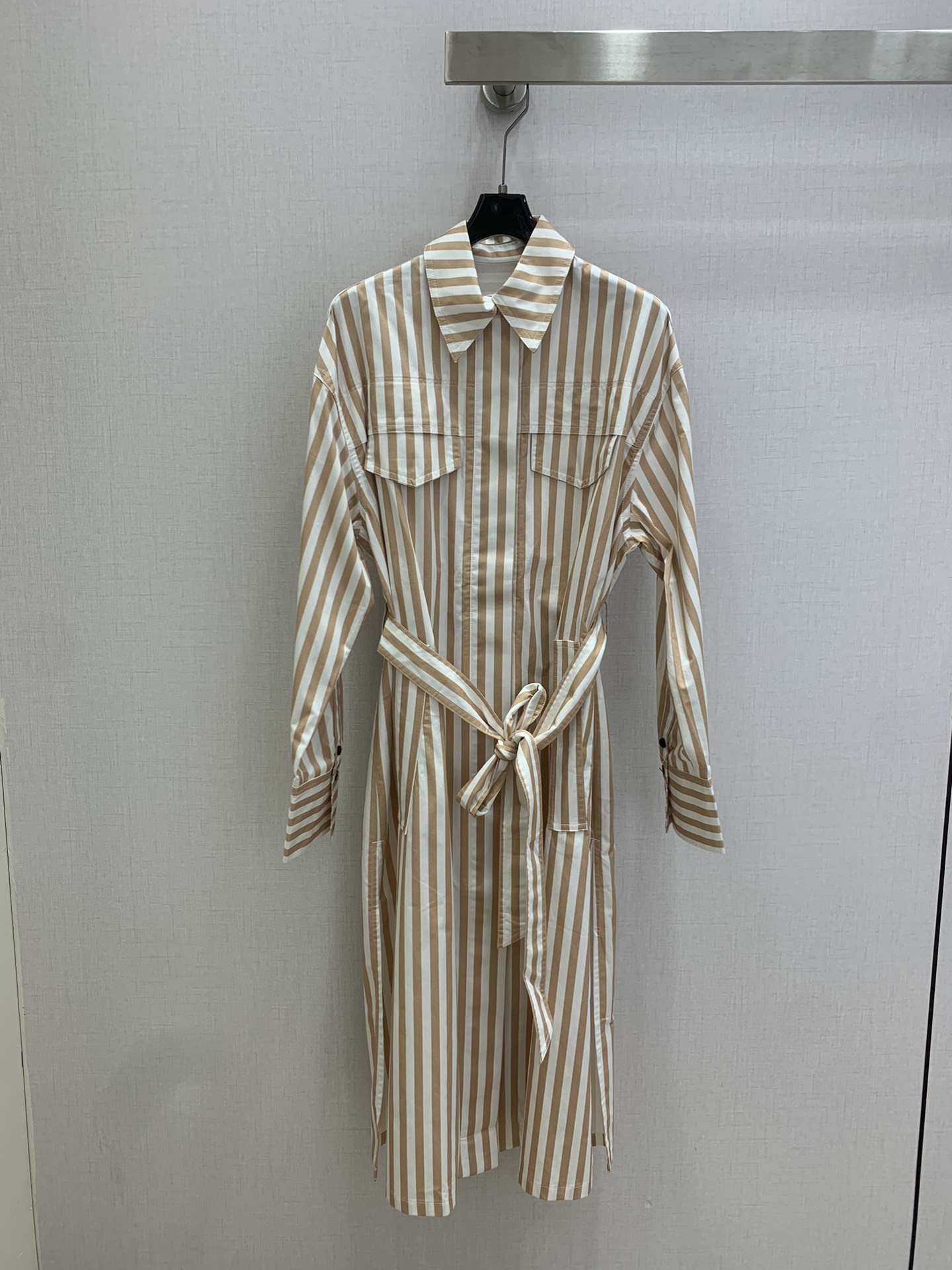 NO:753801,Highly recommended 26 early spring new striped double pocket belt dress. Cotton produced in Xinjiang, more comfortable and soft to wear. It is a rare high-quality cotton in the world. It has long fibers, high softness and good breathability. It is a high-quality raw material for making mid-to-high-end textiles. This shirt dress is made of striped cotton fabric and uses an A-shaped silhouette belt. Two colors SML code. High-quality ABC, skirts, shirts,19860909强烈推荐 26早春新款 条纹双口袋腰带连衣裙 新疆产地棉花,穿着更舒适柔软,是世界上少有的优质棉花,其纤维长、柔软度高、透气性好,是制作中高端纺织品的优质原料这款衬衫式连衣裙选用条纹棉质面料制成,采用 A 宇型廓形腰带 两个色 SML码 高品质ABC,,skirts,shirts,,Women's clothing