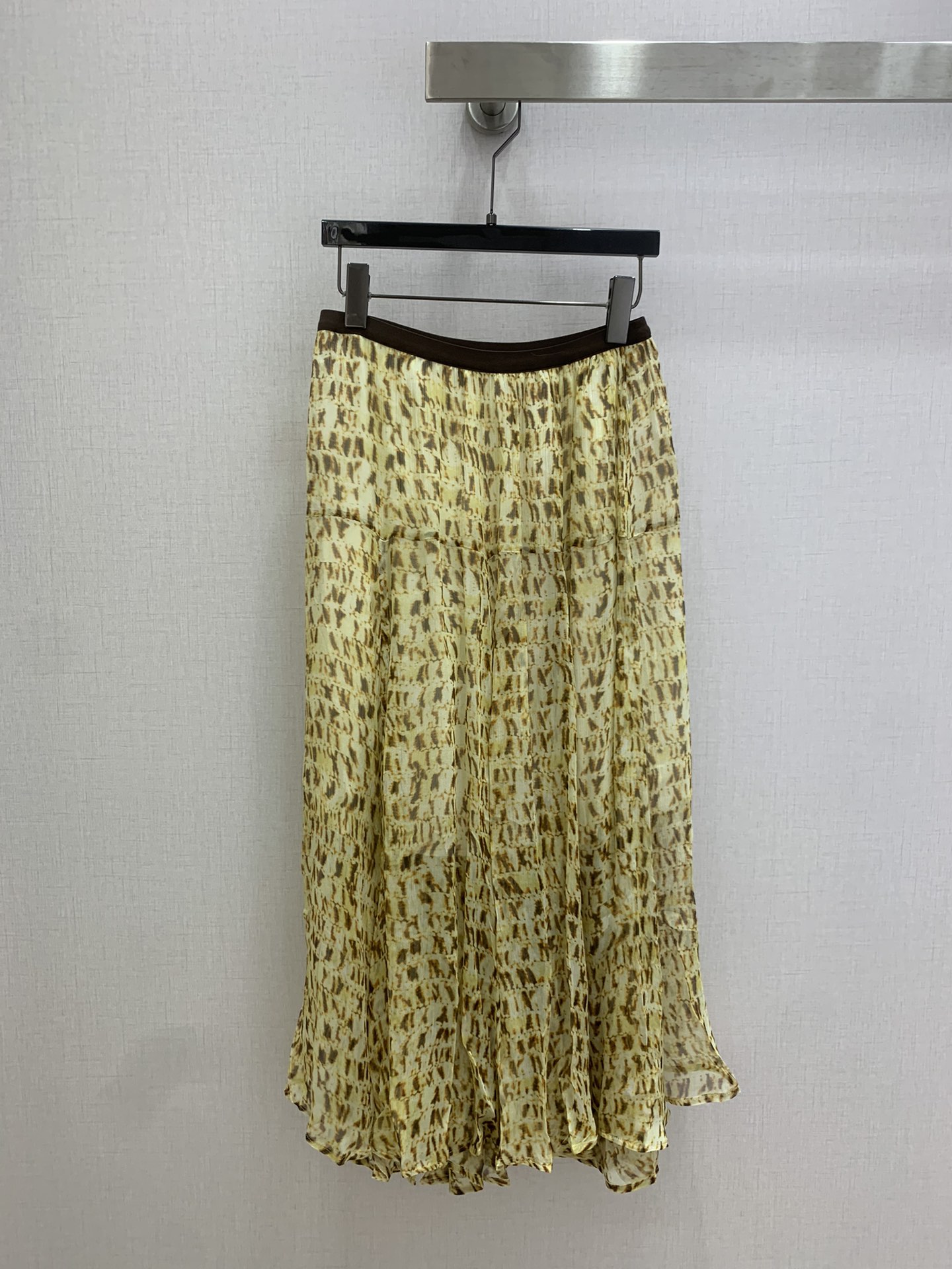 NO:753807,Highly recommended 26 early spring new retro printed pleated long skirt  A skirt that dances when the wind blows. Wear it in spring. Tencel fabric is as light as a cloud, close to the skin and breathable. The mottled print of beige and tan is a lazy filter of French retro. The irregular large skirt with 9 pieces of stitching makes it perfect for walking.  It is windy and full of drape, hiding all the thick legs. The same color waistband enhances the sense of sophistication. The elastic waist design accommodates various body shapes. Wearing it, every step you take is gentle power. It is an all-purpose skirt that can be worn for dates, commuting, and vacations. One color  SML code high quality ABC,,skirts,19860909强烈推荐 26早春新款 复古印花褶皱长半裙 风一吹就会跳舞的半裙,把春天穿在身上天丝面料,轻得像一片云,贴肤又透气.米黄与棕褐交织的斑驳印花,是法式复古的慵懒滤镜.9片裁片拼接的不规则大裙摆,走路带风,垂坠感拉满,藏起所有小粗腿.同色系腰头,提升精致感,松紧腰设计包容各种身形穿上它,一步一摇都是温柔的力量,是能穿去约会、通勤、度假的万能半裙.一个色 SML码 高品质ABC,,skirts,,Women's clothing