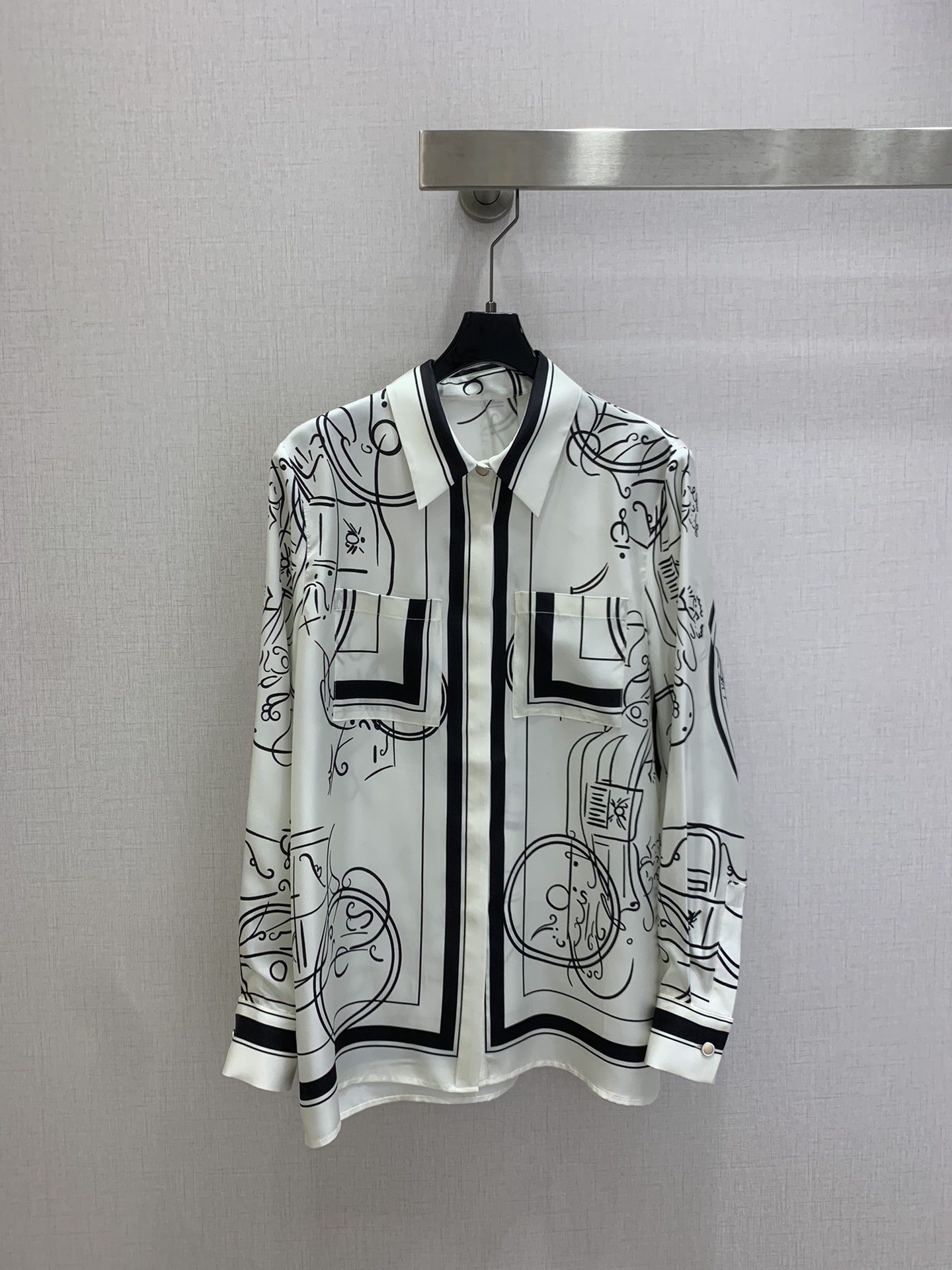 NO:753802,Highly recommended 26 early spring new style, silk printed shirt, light blue with black abstract pattern, full of artistic sense. 19mm full silk fabric, super comfortable to wear in spring and summer. Classic shirt collar + loose tailoring, fashionable and practical, exquisite printing and unique design, showing the brand's high-end craftsmanship and taste, easy to control in daily or light formal occasions, easy to get elegant temperament. Three colors SMLXL code, high quality ABC, shirts, real silk,19860909强烈推荐 26早春新款,真丝印花衬衫,浅蓝色搭配黑色抽象花纹,艺术感满满.19姆米全真丝面料,春夏季节穿着超舒适.经典衬衫领+宽松剪裁,时尚又实用,精致印花和独特设计,尽显品牌高端工艺与品味,日常或轻正式场合都能轻松驾驭,优雅气质轻松get. 三个色 SMLXL码 高品质ABC,,shirts,real silk,,Women's clothing