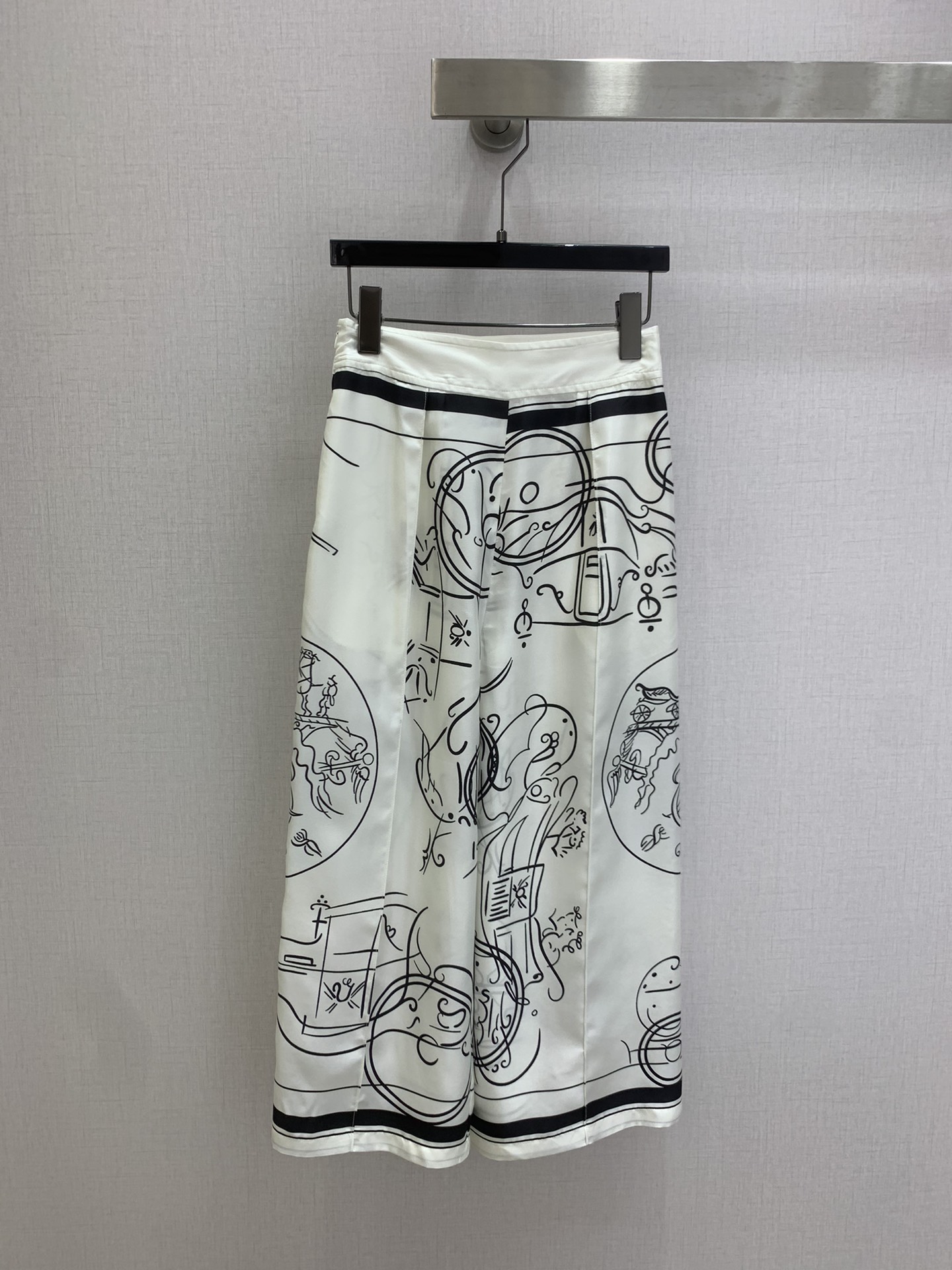 NO:753808,Highly recommended 26 early spring new style, silk printed wide-leg trousers. The same silk printed trousers at the counter have abstract patterns and full of artistic sense. 19mm full silk fabric, super comfortable to wear in spring and summer. Three colors SMLXL code, high quality ABC, real silk,19860909强烈推荐 26早春新款,真丝印花阔腿长裤 专柜同款真丝印花裤子抽象花纹,艺术感满满.19姆米全真丝面料,春夏季节穿着超舒适.三个色 SMLXL码 高品质ABC,,real silk,,Women's clothing