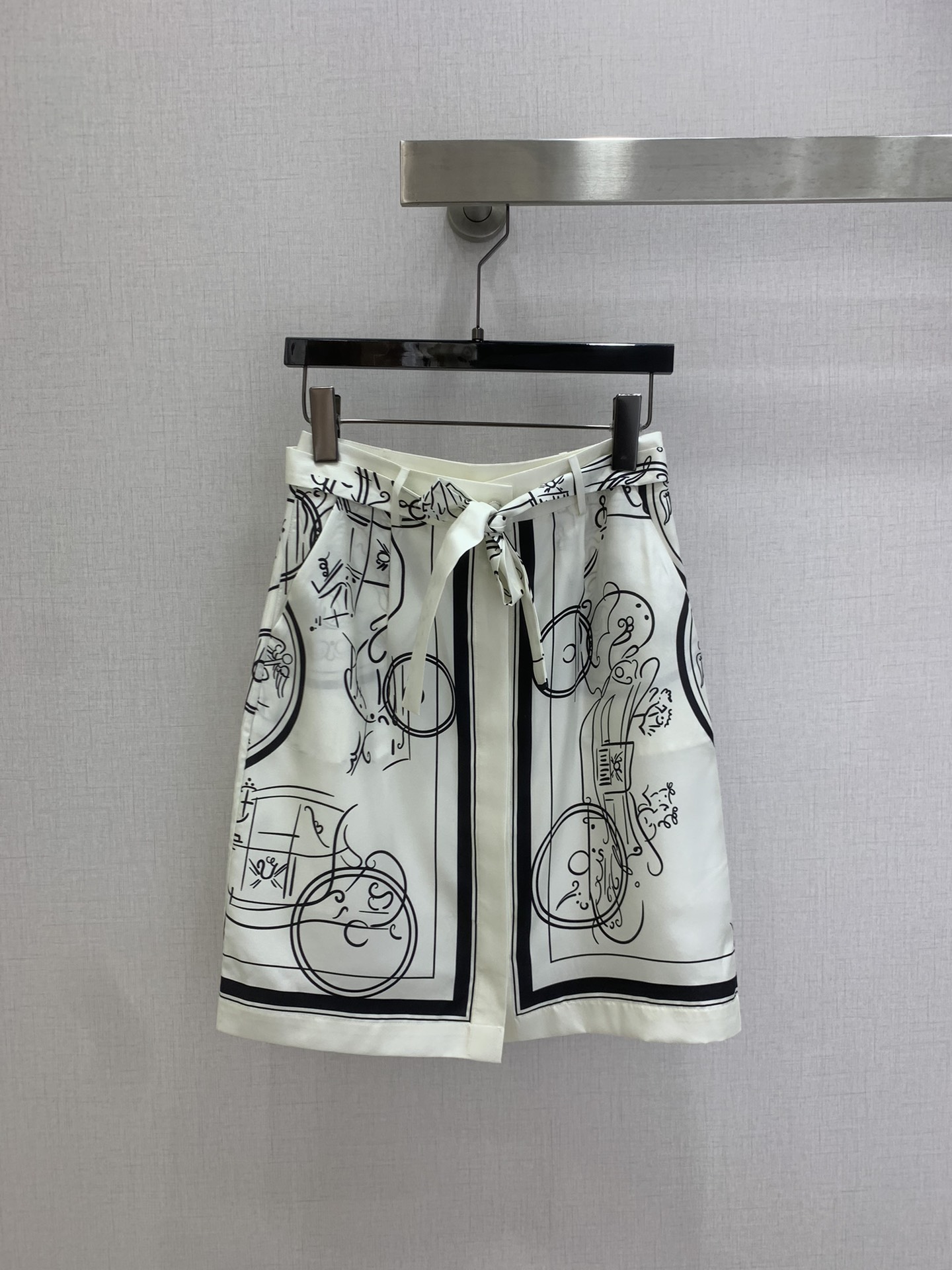 NO:753811,Highly recommended 26 early spring new silk printed lace-up skirt. The same style button skirt in the counter. Hand-painted book collection series of abstract patterns, full of artistic sense. 19mm full silk fabric, super comfortable to wear in spring and summer. Three colors SMLXL code, high quality ABC, skirts, real silk,19860909强烈推荐 26早春新款 真丝印花系带半裙 专柜同款纽扣半身裙,手绘藏书章系列抽象花纹,艺术感满满.19姆米全真丝面料,春夏季节穿着超舒适.三个色 SMLXL码 高品质ABC,,skirts,real silk,,Women's clothing