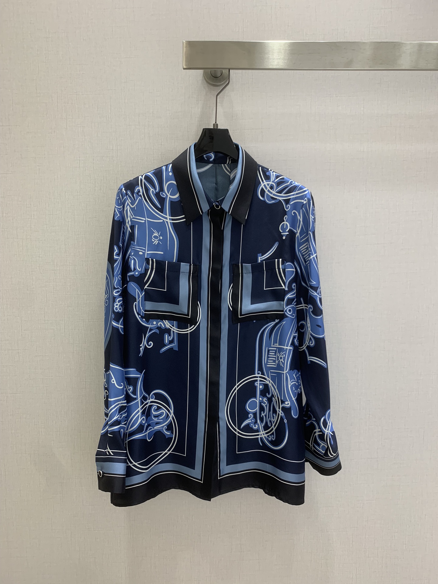 NO:753814,Highly recommended 26 early spring new style, silk printed shirt, light blue with black abstract pattern, full of artistic sense. 19mm full silk fabric, super comfortable to wear in spring and summer. Classic shirt collar + loose tailoring, fashionable and practical, exquisite printing and unique design, showing the brand's high-end craftsmanship and taste, easy to control in daily or light formal occasions, easy to get elegant temperament. Three colors SMLXL code, high quality ABC, shirts, real silk,19860909强烈推荐 26早春新款,真丝印花衬衫,浅蓝色搭配黑色抽象花纹,艺术感满满.19姆米全真丝面料,春夏季节穿着超舒适.经典衬衫领+宽松剪裁,时尚又实用,精致印花和独特设计,尽显品牌高端工艺与品味,日常或轻正式场合都能轻松驾驭,优雅气质轻松get. 三个色 SMLXL码 高品质ABC,,shirts,real silk,,Women's clothing