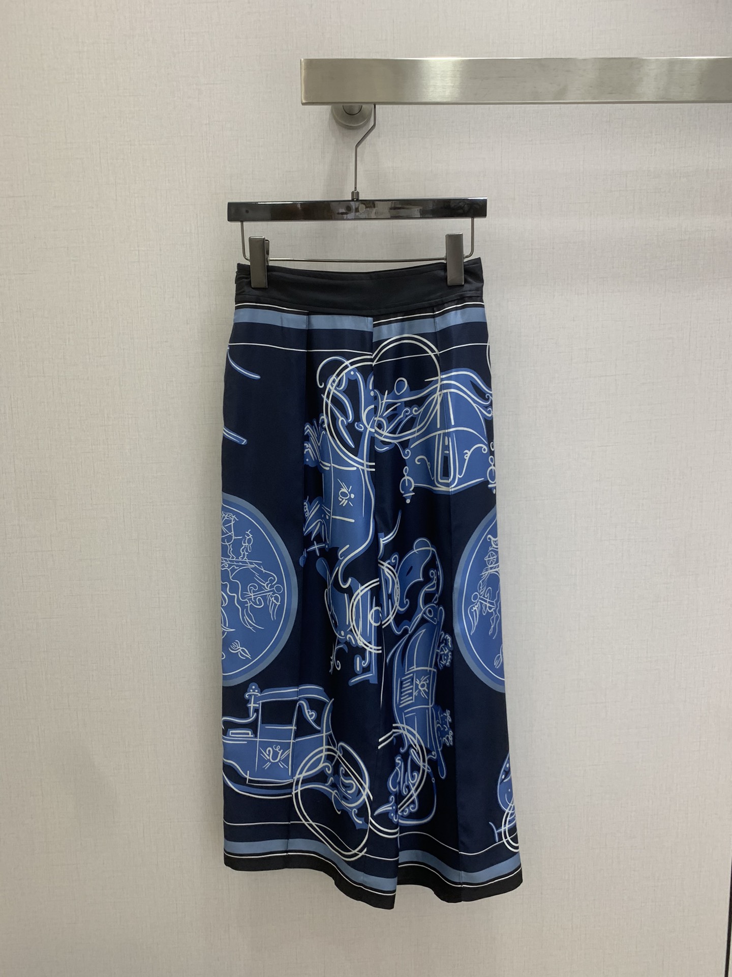 NO:753820,Highly recommended 26 early spring new style, silk printed wide-leg trousers. The same silk printed trousers at the counter have abstract patterns and full of artistic sense. 19mm full silk fabric, super comfortable to wear in spring and summer. Three colors SMLXL code, high quality ABC, real silk,19860909强烈推荐 26早春新款,真丝印花阔腿长裤 专柜同款真丝印花裤子抽象花纹,艺术感满满.19姆米全真丝面料,春夏季节穿着超舒适.三个色 SMLXL码 高品质ABC,,real silk,,Women's clothing