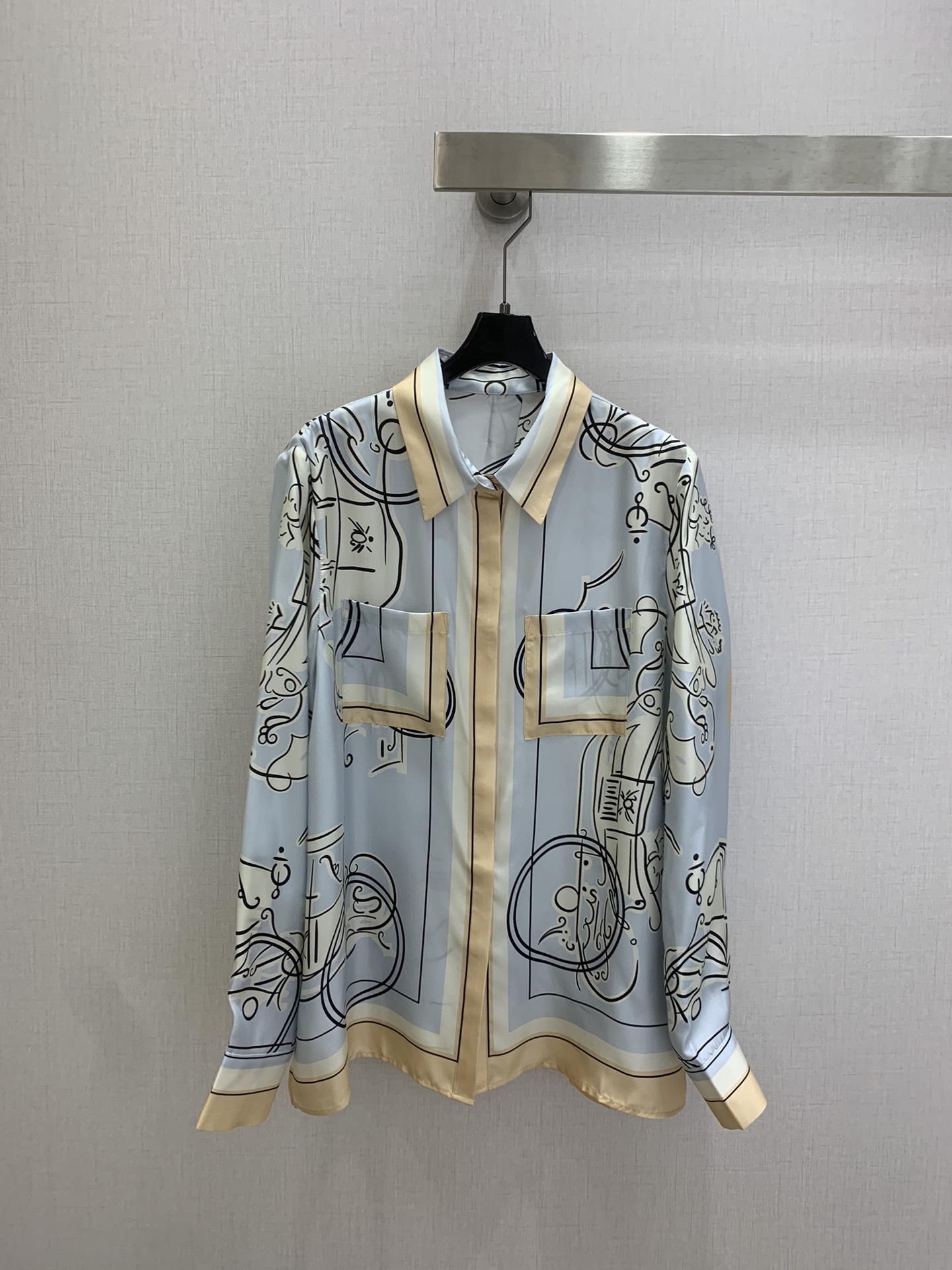 NO:753827,Highly recommended 26 early spring new style, silk printed shirt, light blue with black abstract pattern, full of artistic sense. 19mm full silk fabric, super comfortable to wear in spring and summer. Classic shirt collar + loose tailoring, fashionable and practical, exquisite printing and unique design, showing the brand's high-end craftsmanship and taste, easy to control in daily or light formal occasions, easy to get elegant temperament. Three colors SMLXL code, high quality ABC, shirts, real silk,19860909强烈推荐 26早春新款,真丝印花衬衫,浅蓝色搭配黑色抽象花纹,艺术感满满.19姆米全真丝面料,春夏季节穿着超舒适.经典衬衫领+宽松剪裁,时尚又实用,精致印花和独特设计,尽显品牌高端工艺与品味,日常或轻正式场合都能轻松驾驭,优雅气质轻松get. 三个色 SMLXL码 高品质ABC,,shirts,real silk,,Women's clothing