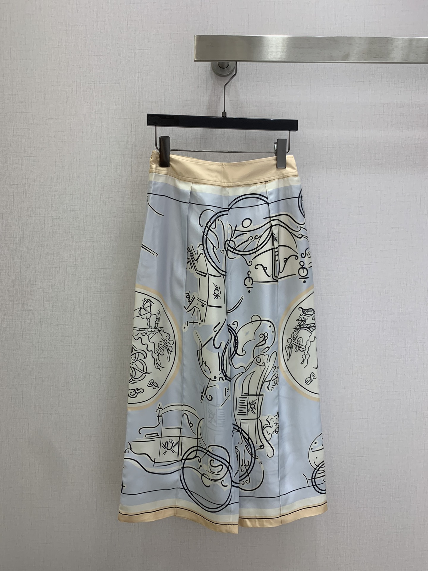 NO:753829,Highly recommended 26 early spring new style, silk printed wide-leg trousers. The same silk printed trousers at the counter have abstract patterns and full of artistic sense. 19mm full silk fabric, super comfortable to wear in spring and summer. Three colors SMLXL code, high quality ABC, real silk,19860909强烈推荐 26早春新款,真丝印花阔腿长裤 专柜同款真丝印花裤子抽象花纹,艺术感满满.19姆米全真丝面料,春夏季节穿着超舒适.三个色 SMLXL码 高品质ABC,,real silk,,Women's clothing