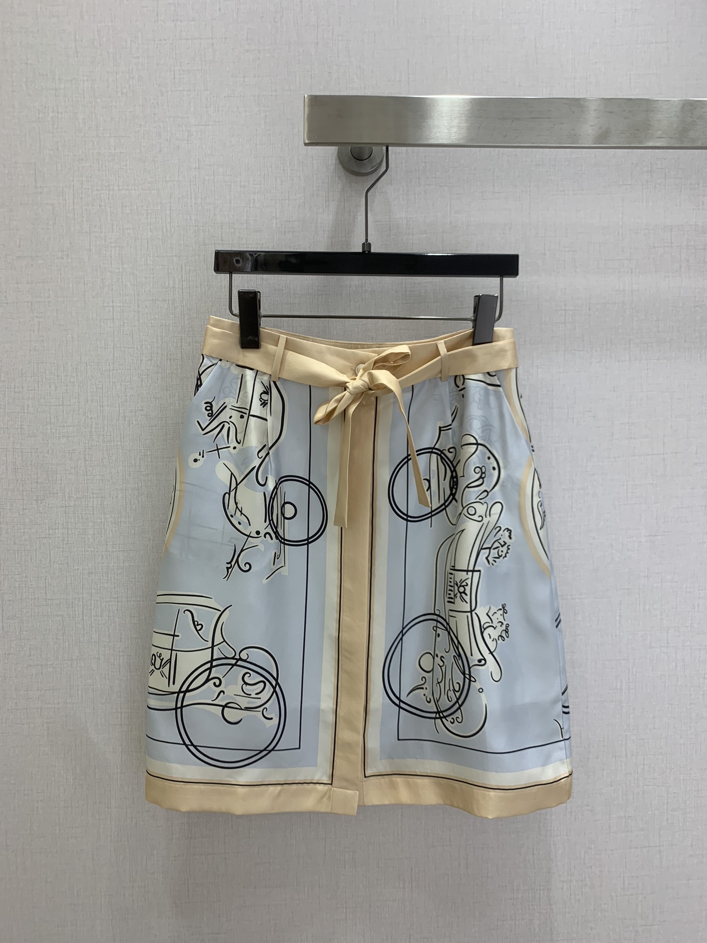 NO:753831,Highly recommended 26 early spring new silk printed lace-up skirt. The same style button skirt in the counter. Hand-painted book collection series of abstract patterns, full of artistic sense. 19mm full silk fabric, super comfortable to wear in spring and summer. Three colors SMLXL code, high quality ABC, skirts, real silk,19860909强烈推荐 26早春新款 真丝印花系带半裙 专柜同款纽扣半身裙,手绘藏书章系列抽象花纹,艺术感满满.19姆米全真丝面料,春夏季节穿着超舒适.三个色 SMLXL码 高品质ABC,,skirts,real silk,,Women's clothing