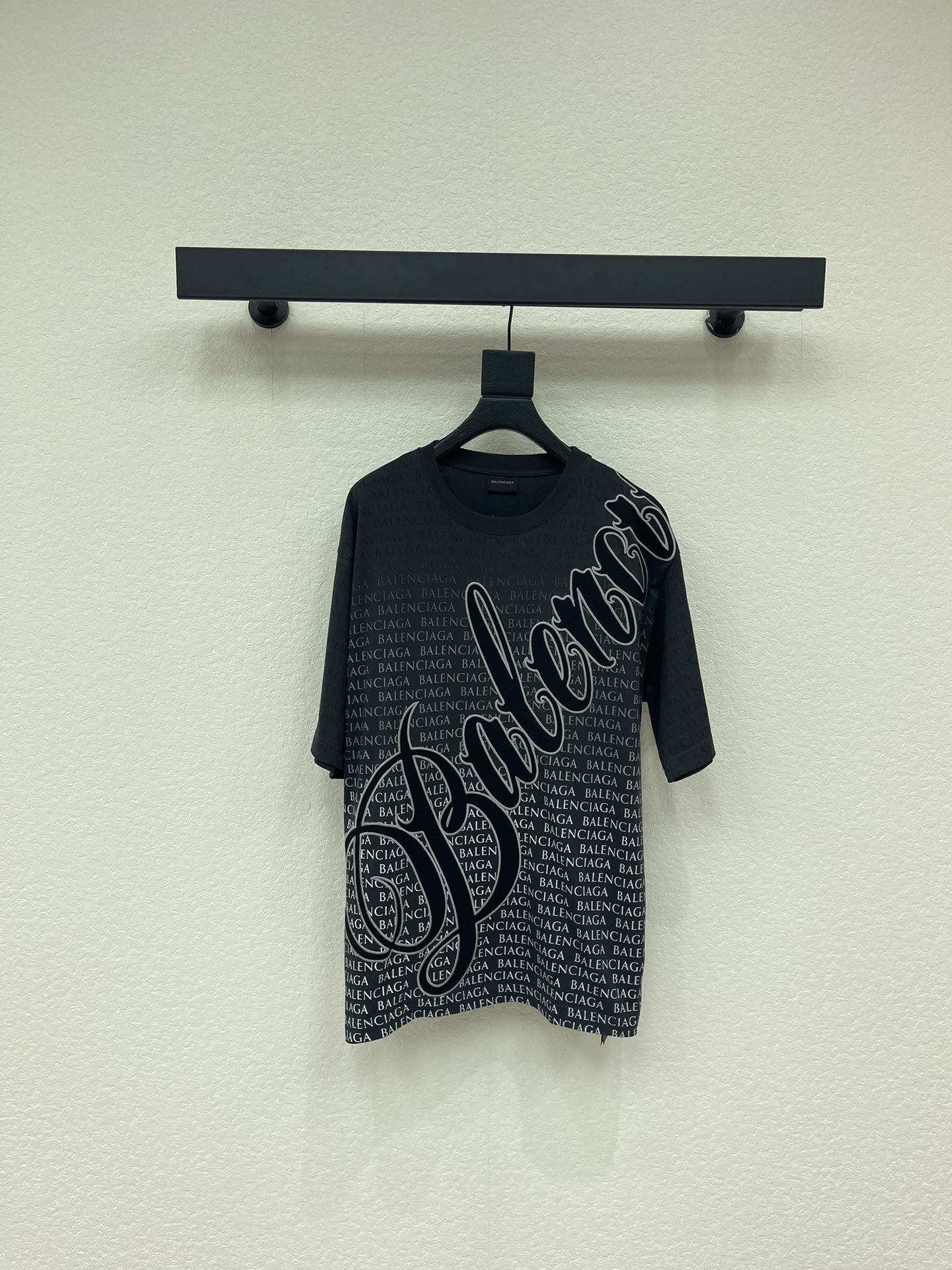 NO:757427,BALENCI*GA Paris #26 new gradient full-print LOGO artistic letter embroidery short-sleeved T-shirt. Made of high-weight double-yarn rib fabric, the front and rear left and right sleeves use imported Kornit direct-injection printing technology + front and rear panels imported Tajima machine 10,000-needle patch embroidery technology, os dropped shoulders, loose version, same style for men and women!  !  XS-L A,,balenciaga,T-shirt,tees,t-shirt,19860909BALENCI*GA巴黎#26新款渐变满印LOGO美术体字母刺绣短袖T恤.采用高克重双纱罗纹面料,前后幅左右袖采用进口康丽机直喷印花工艺+前后幅进口田岛机万针贴布刺绣工艺,os落肩宽松版型 男女同款！！XS-L A,,balenciaga,T-shirt,tees，t-shirt,,Women's clothing