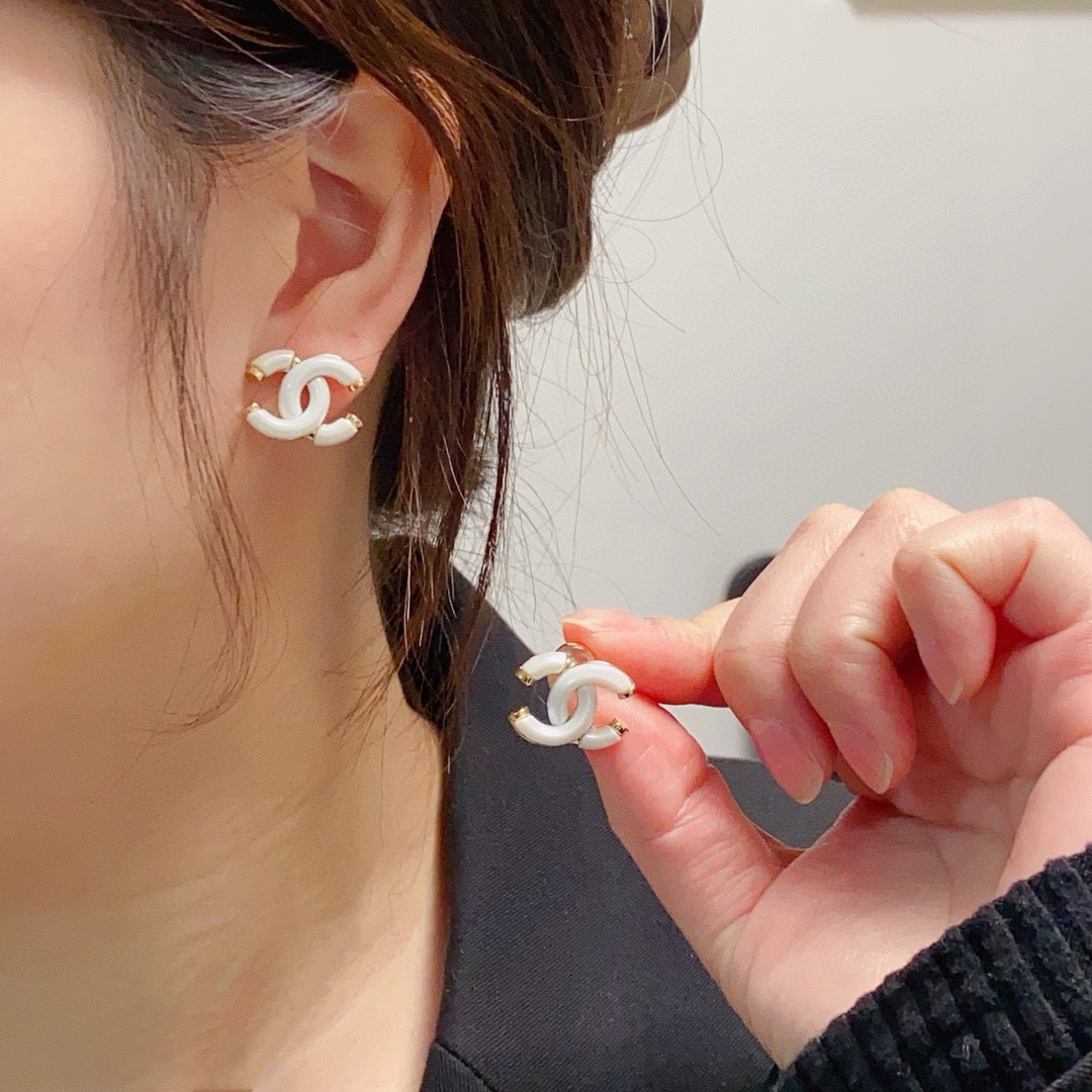NO:755262,The new high-end Chanel Xiaoxiang double C simple white stud earrings are really super beautiful. The design looks simple but the wearing effect is so good. Even with small earlobes like me, it is okzp. The upper ear is super elegant and suitable for various occasions. Boutique jewelry, chanel, earrings19860909新款上市高端Chanel 小香双C简约白色耳钉耳坠这款耳环真的超级美看着设计简单但是佩戴效果好看到爆就连我这种小耳垂的也很okzp上耳超气质优雅适合各种场合,饰品精品,chanel,earrings,Jewelry
