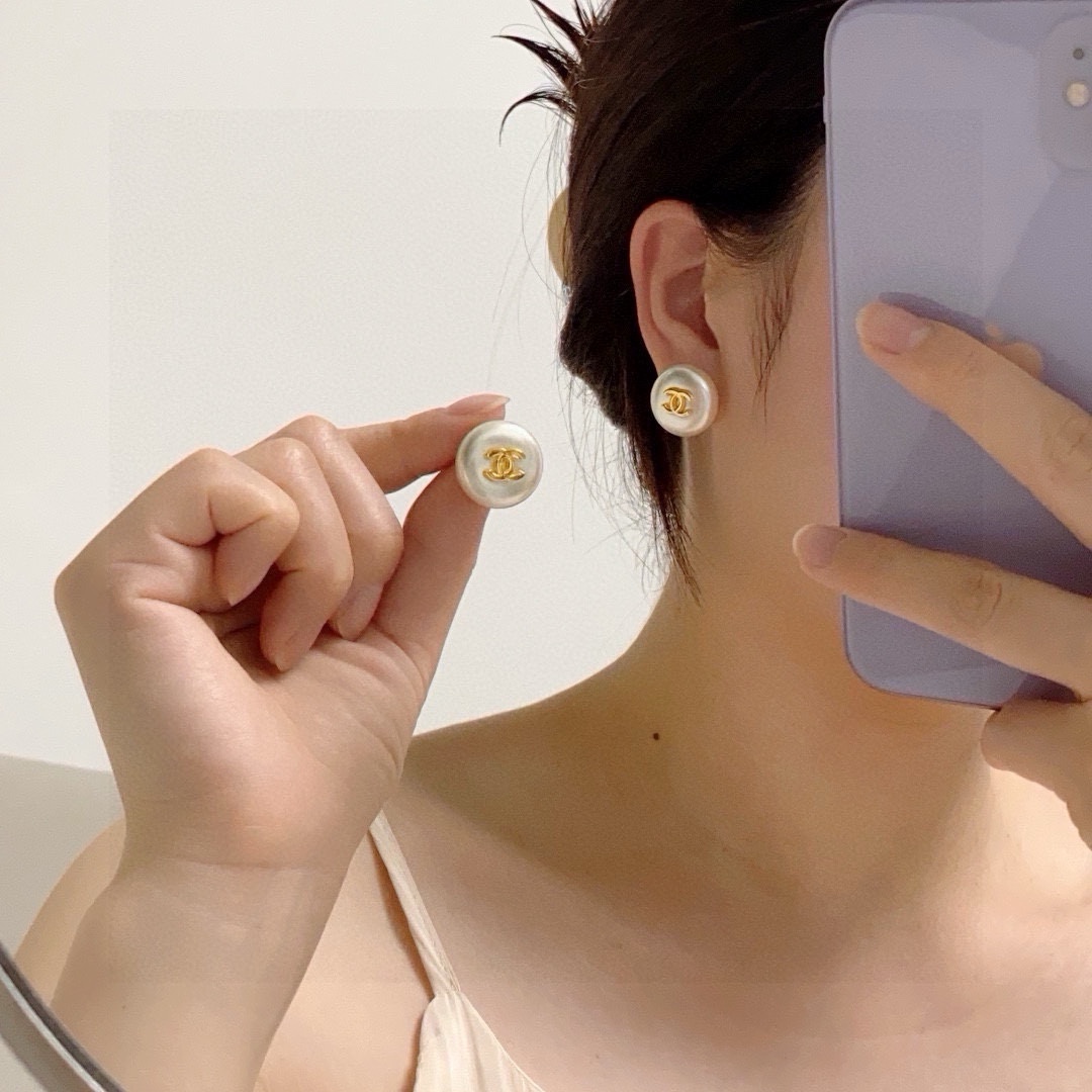 NO:755234,Xiaoxiang Chanel double C letter earrings 925 silver needle [purchase level] original logo print Xiaoxiang earrings are very beautiful. The counter has the same brass material. The upper ear is very beautiful, versatile, fashionable and casual, can be worn all year round, fine jewelry, chanel, earrings19860909小香 Chanel 双C字母耳钉 925银针【代购级别】原版logo字印 小香耳环 非常漂亮 专柜一致黄铜材质上耳非常好看百搭时尚休闲一年四季均可佩戴,饰品精品,chanel,earrings,Jewelry