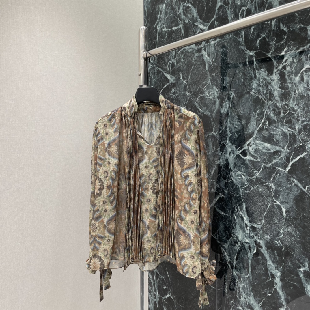 NO:774941,The highest version on the market, the girl inspects the goods, trims the three marks on the threads, and delivers the goods. You can post pictures and take videos. If you want quality and service, please add me on WeChat. We will not accept urgent orders. INTO THE EAS 26 spring and summer new style Palm grass pleated ribbon top. The gold thread jacquard is inspired by the lotus of the Nile. The palm grass pattern is a lazy and elegant fusion of oriental aesthetics and modern fashion. Accordion pleat collar + ribbon design  The pleated details on the cuffs are full of layers, perfect for spring and summer wear! It can be easily worn whether commuting or vacationing, relaxed and refined. One color SML, women's clothing,19860909市面最高版本小妹验货、修剪线头上三标、发货可发图及拍视频,要品质要服务的加我微信,不接急单. INTO THE EAS 26春夏新款 棕榈卷草压褶飘带上衣 金线提花灵感源自尼罗河莲花 棕榈卷草图案慵懒优雅东方美学与现代时尚融合 风琴褶领+飘带设计 袖口褶皱细节,层次感十足,春夏穿搭超适合!无论通勤还是度假都能轻松驾驭,松弛又精致.一个色SML,女装,,Women's clothing