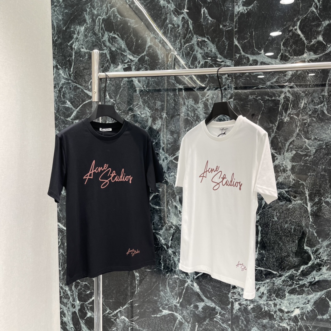 NO:774952,The highest version on the market, the girl inspects the goods, trims the three marks on the threads, and delivers the goods. You can post pictures and take videos. If you want quality or service, please add me on WeChat. We will not accept urgent orders. Ac 26 spring and summer new letter printed T-shirt. Red handwritten logo on the chest. Simple and recognizable. The small signature details on the hem have a sense of design. It is easy to create a lazy and casual style. It is OK for everyday street couples to wear. Versatile and not picky about body shapes.  Trendy and practical! Two colors SML, women's clothing, tees, t-shirt,19860909市面最高版本小妹验货、修剪线头上三标、发货可发图及拍视频,要品质要服务的加我微信,不接急单. Ac 26春夏新款 字母印花T恤 胸前红色手写 Logo 简约又有辨识度 下摆小签名细节超有设计感 轻松打造慵懒随性风格 日常街头情侣穿搭都很OK 百搭不挑身材 潮流实用兼备!两个色SML,女装,tees，t-shirt,,Women's clothing