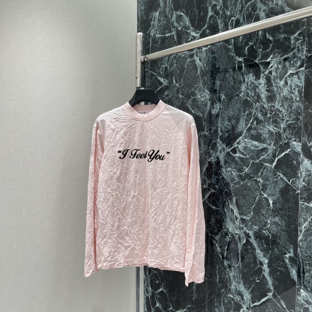 NO:774963,The highest version on the market, the girl inspects the goods, trims the three marks on the threads, and delivers the goods. You can post pictures and take videos. If you want quality or service, please add me on WeChat. We will not accept urgent orders. Ac 26 spring and summer new style pleated long-sleeved T-shirt, pink pleated texture + black letters on the chest, simple and detailed, loose fit, great to wear alone or layered, easily create sweet cool or retro street style  Perfect for Valentine's Day gifts or daily wear. One color SML, women's clothing, tees, t-shirt,19860909市面最高版本小妹验货、修剪线头上三标、发货可发图及拍视频,要品质要服务的加我微信,不接急单. Ac 26春夏新款 褶皱长袖T恤 粉色皱褶肌理+胸前黑色字母 简约又有细节感 宽松版型 单穿或叠搭都很出彩 轻松打造甜酷或复古街头风 情人节送礼或日常穿搭都超合适.一个色SML,女装,tees，t-shirt,,Women's clothing