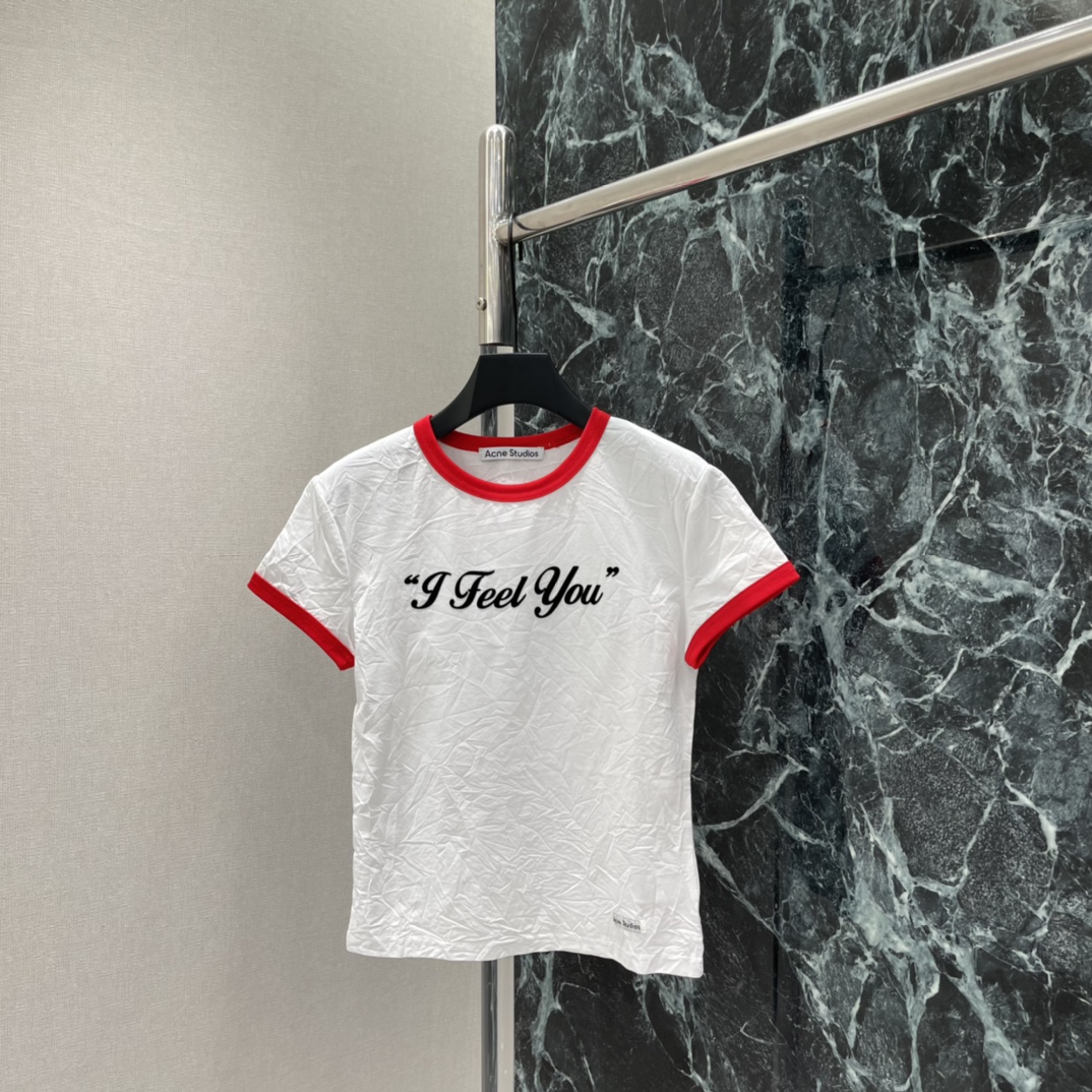 NO:774957,The highest version on the market, the girl inspects the goods, trims the three marks on the threads, and delivers the goods. You can post pictures and take videos. If you want quality and service, please add me on WeChat. We will not accept urgent orders. Ac 26 spring and summer new style, pleated short-sleeved T-shirt, burgundy contrast round neck + cuffs, full of retro feel, black floral 'I Feel You' letters on the chest, super recognizable, loose straight fit, comfortable and fashionable  Easily create a sweet cool or casual style, a must-have for daily wear! One color SML, women's clothing, T-shirt, tees, t-shirt,19860909市面最高版本小妹验货、修剪线头上三标、发货可发图及拍视频,要品质要服务的加我微信,不接急单. Ac 26春夏新款 褶皱短袖T恤 酒红撞色圆领+袖口 复古感满满 胸前黑色花体”I Feel You“字母超有辨识度 宽松直筒版型,舒适又时髦 轻松打造甜酷或休闲风格,日常穿搭必备!一个色SML,女装,T-shirt,tees，t-shirt,,Women's clothing