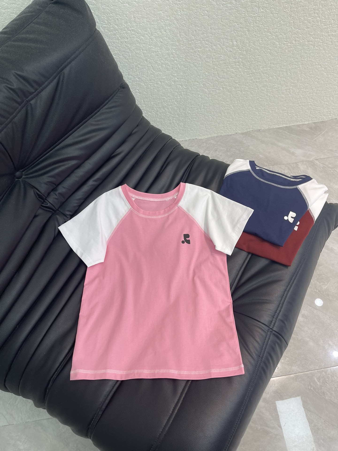 NO:758960,Rest&Recreatio*26 new spring and summer new classic color-blocked raglan short-sleeved T-shirt, simple and energetic! Made of soft cotton fabric, super comfortable to wear next to the body, a must-have in summer. The brand logo on the chest is low-key and recognizable. The raglan sleeves modify the shoulder lines, making it slim and versatile. Whether it is paired with a denim skirt or sports pants, it is easy to get a refreshing Korean style. It is suitable for daily outings and vacations!  SML,,skirts,T-shirt,tees,t-shirt,19860909Rest&Recreatio*26春夏新款经典拼色插肩短袖T恤,简约又有活力!柔软棉质面料,贴身穿着超舒适,夏天必备,胸前品牌 Logo低调有辨识度,插肩袖修饰肩部线条,显瘦又百搭无论配牛仔裙还是运动裤,轻松get韩系清爽风,日常出街,度假都很适合！SML,,skirts,T-shirt,tees，t-shirt,,Women's clothing