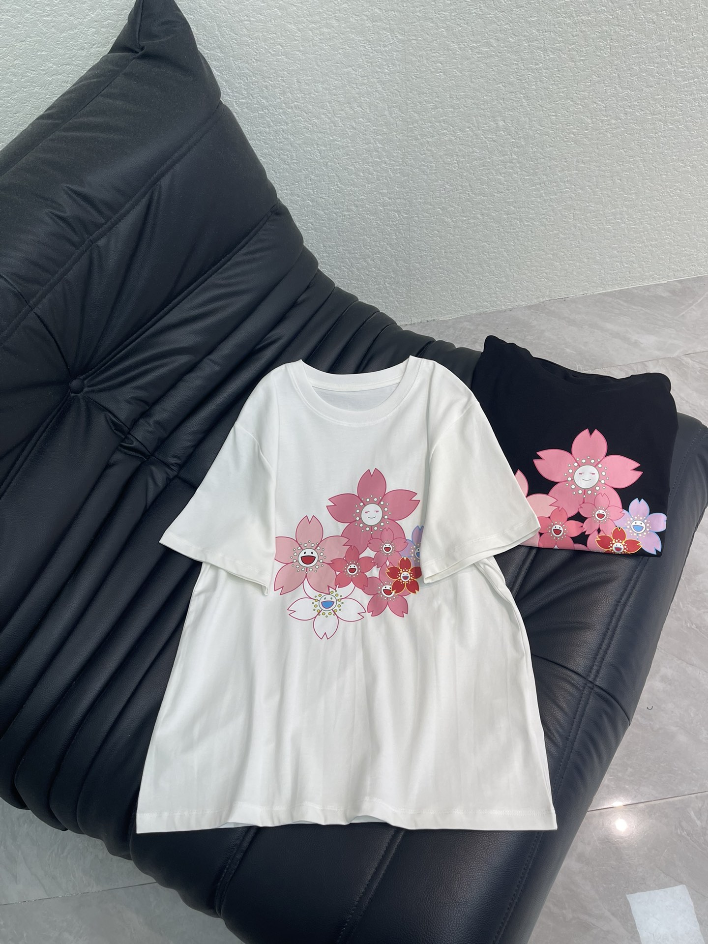 NO:758926,Trendy brand *26 new spring and summer sunflower print short-sleeved T-shirt. Pure cotton fabric. High-density fashionable and sports style. Everyday wear. Playful and age-reducing design elements full of vitality. High quality. Size SML A,, T-shirt, tees, t-shirt,19860909潮牌*26春夏新款太阳花印花短袖T恤 纯棉面料 高密度时髦运动风 每个日常的穿搭 俏皮减龄充满元气的设计元素 高品质 尺码SML A,,T-shirt,tees，t-shirt,,Women's clothing