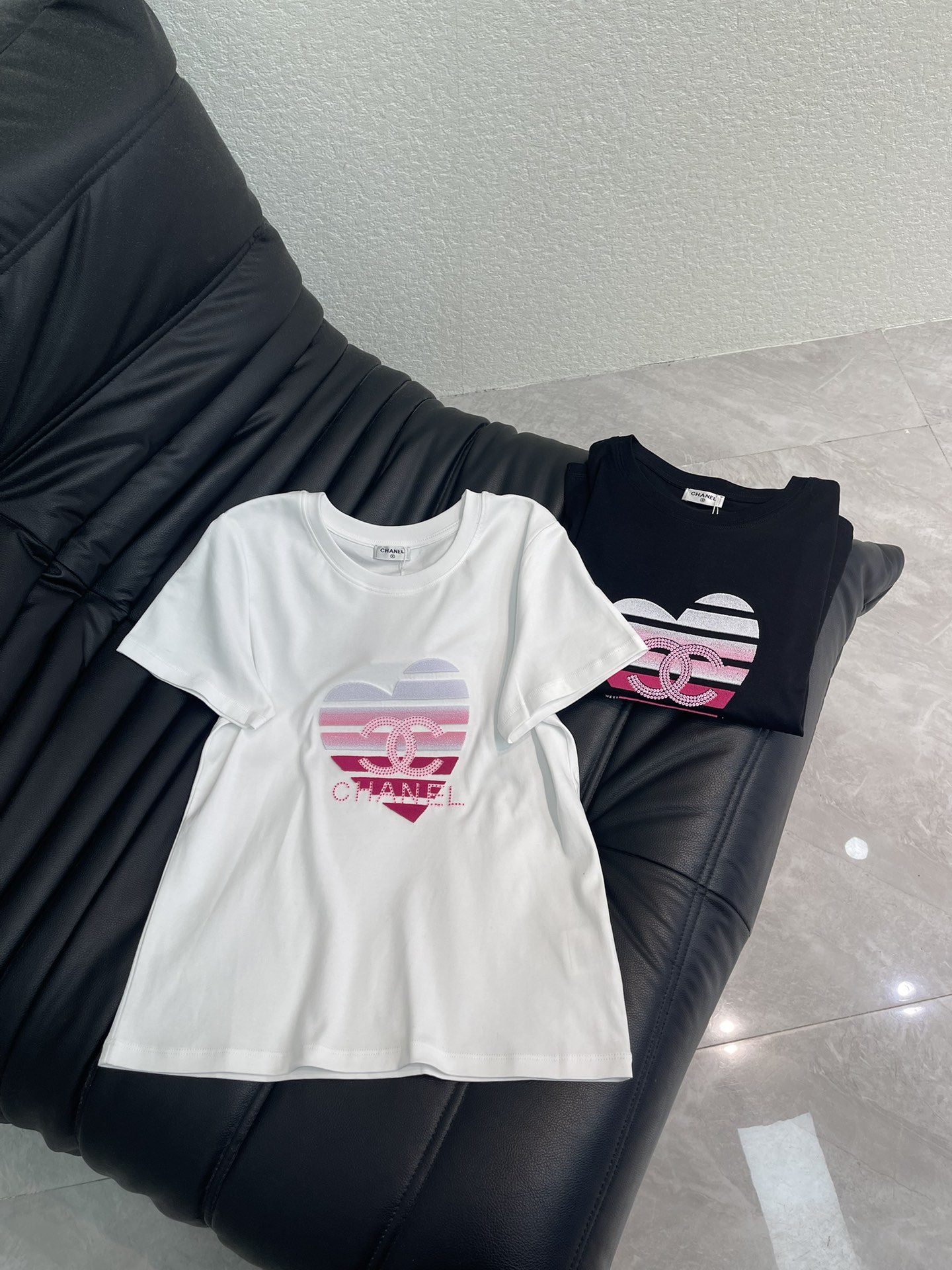 NO:758984,Chane*26 new spring and summer love toothbrush embroidered heavy industry short-sleeved T-shirt Mercerized cotton fabric High-density fashionable sports style Every daily wear Playful and age-reducing design elements full of vitality High quality Size SML A,,chanel,T-shirt,tees,t-shirt,19860909Chane*26春夏新款爱心牙刷绣重工短袖T恤 丝光棉面料 高密度时髦运动风 每个日常的穿搭 俏皮减龄充满元气的设计元素 高品质 尺码SML A,,chanel,T-shirt,tees，t-shirt,,Women's clothing