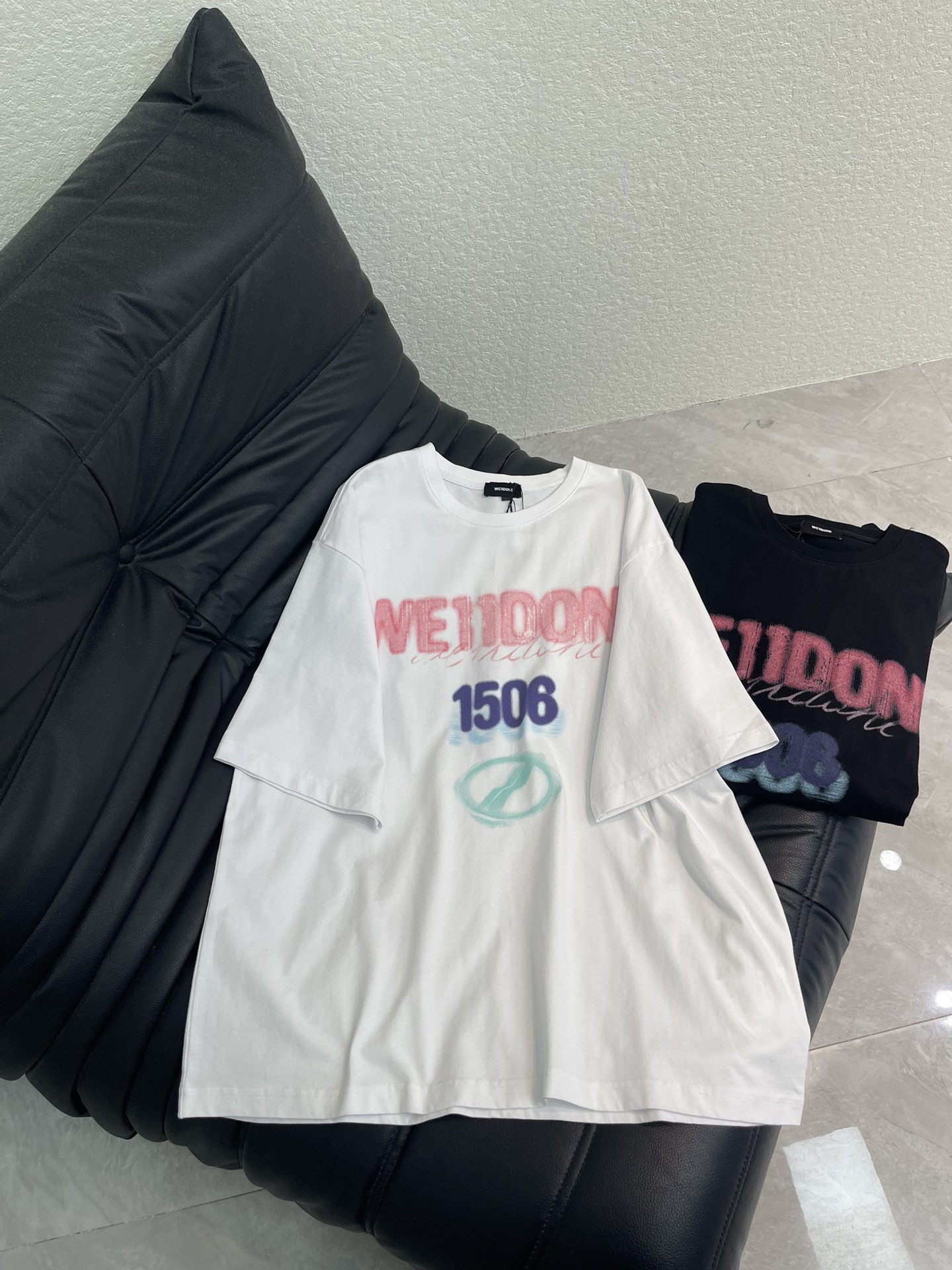 NO:758953,WE11*26 new couple blurred logo short-sleeved T-shirt WE11DONE has a more blurred printing process and brighter color design to make it refreshing in summer. The fit is just right and loose, hiding the flesh and casual. It has an effortless fashionable feeling when worn. This kind of looseness is not the kind of loose and sloppy, but has a lazy atmosphere. SML,, T-shirt, tees, t-shirt,19860909WE11*26新款情侣模糊logo短袖T恤 WE11DONE更为模糊印花处理 更亮丽的颜色设计穿着让夏天清爽 版型恰到好处的宽松 藏肉又随性 穿上身有一种毫不费力的时髦感 这种宽松不是那种松垮邋遢的 而是自带慵懒氛围感 SML,,T-shirt,tees，t-shirt,,Women's clothing