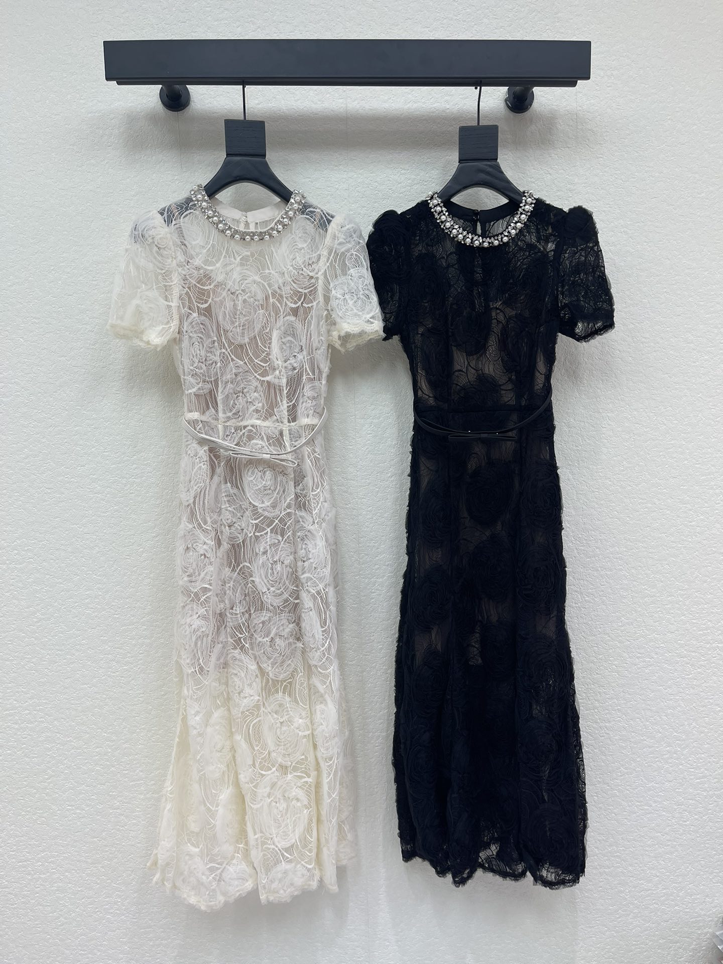 NO:758940,SP*26 new spring and summer new product, long short-sleeved neckline dress with beaded lace belt and handmade pearl + rhinestone beading technology to create a gorgeous necklace-style neckline design. It can instantly enhance the sophistication without additional accessories. It is dazzling under the light. It is the finishing touch of the whole dress. The hem has a slight fishtail arc, making it slim and smart. The white version is suitable for seaside vacations. The black version is suitable for city travel photos.  The photo production rate is extremely high SMLXL,,skirts,T-shirt,necklace,19860909SP*26春夏新品领口串珠蕾丝腰带长款短袖领口连衣裙 采用手工珍珠+水钻串珠工艺 打造华丽的项链式领口设计 无需额外配饰就能瞬间提升精致度光线下璀璨夺目 是整件衣服的点睛之笔 下摆微微呈鱼尾弧度显瘦又灵动 白色款适配海边度假 黑色款适合城市旅拍 拍照出片率极高SMLXL,,skirts,T-shirt,necklace,,Women's clothing