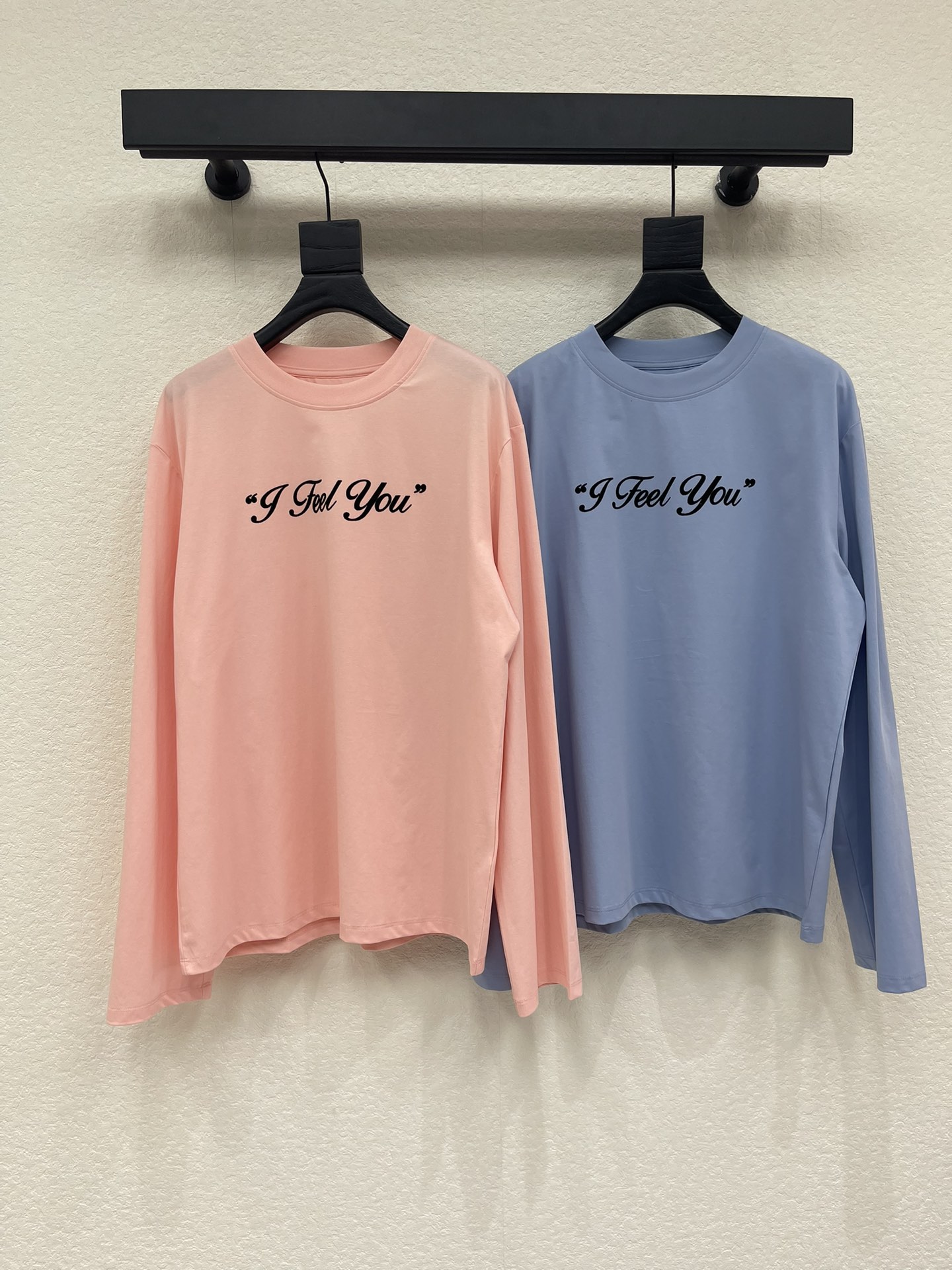 NO:757412,AcneStudio*26 new Valentine's Day limited 'IFeelYou' long-sleeved T-shirt, super soft pink and blue color, super legible black font on the chest, soft and breathable, super comfortable for daily wear, loose fit + ribbed neckline, comfortable and durable, can be worn alone or layered, easy to create a lazy Korean style ~ Valentine's Day limited, full collection value, full of fashion sense. SML,,acne studios, dior, tees, t-shirt,19860909AcneStudio*26新品情人节限定'IFeelYou'长袖T恤,粉蓝配色超温柔,胸前黑色字体超有辨度,柔软又透气,日常穿着超舒服,宽松版型+罗纹领口,舒适又耐穿,单穿或内搭都很OK,轻松打造慵懒韩系风~情人节限定,收藏价值满分,时尚感拉满.SML,,acne studios,dior,tees，t-shirt,,Women's clothing