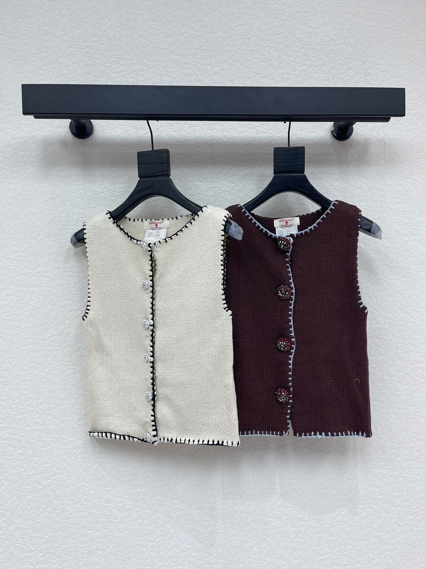 NO:757458,Chane*26 new heavy-duty contrasting color dog tooth embroidered knitted vest is a popular item. Exquisite regular version makes the upper body look slimmer!  Customized labeling process, low-key luxury!  Fashionable must-have items to unlock all outfits!  Look for our quality!  The classic items are fashionable and high-end, and the classic styles are versatile and easy to match!  SML,,chanel,19860909Chane*26新品重工撞色狗牙刺绣针织背心 王炸单品 精致常规版型上身巨显瘦！ 定制贴标工艺 低调奢华！ 时髦精必备单品解锁所有穿搭！ 认准我家品质！经典单品时髦又高级 经典版型百搭不挑人！ SML,,chanel,,Women's clothing