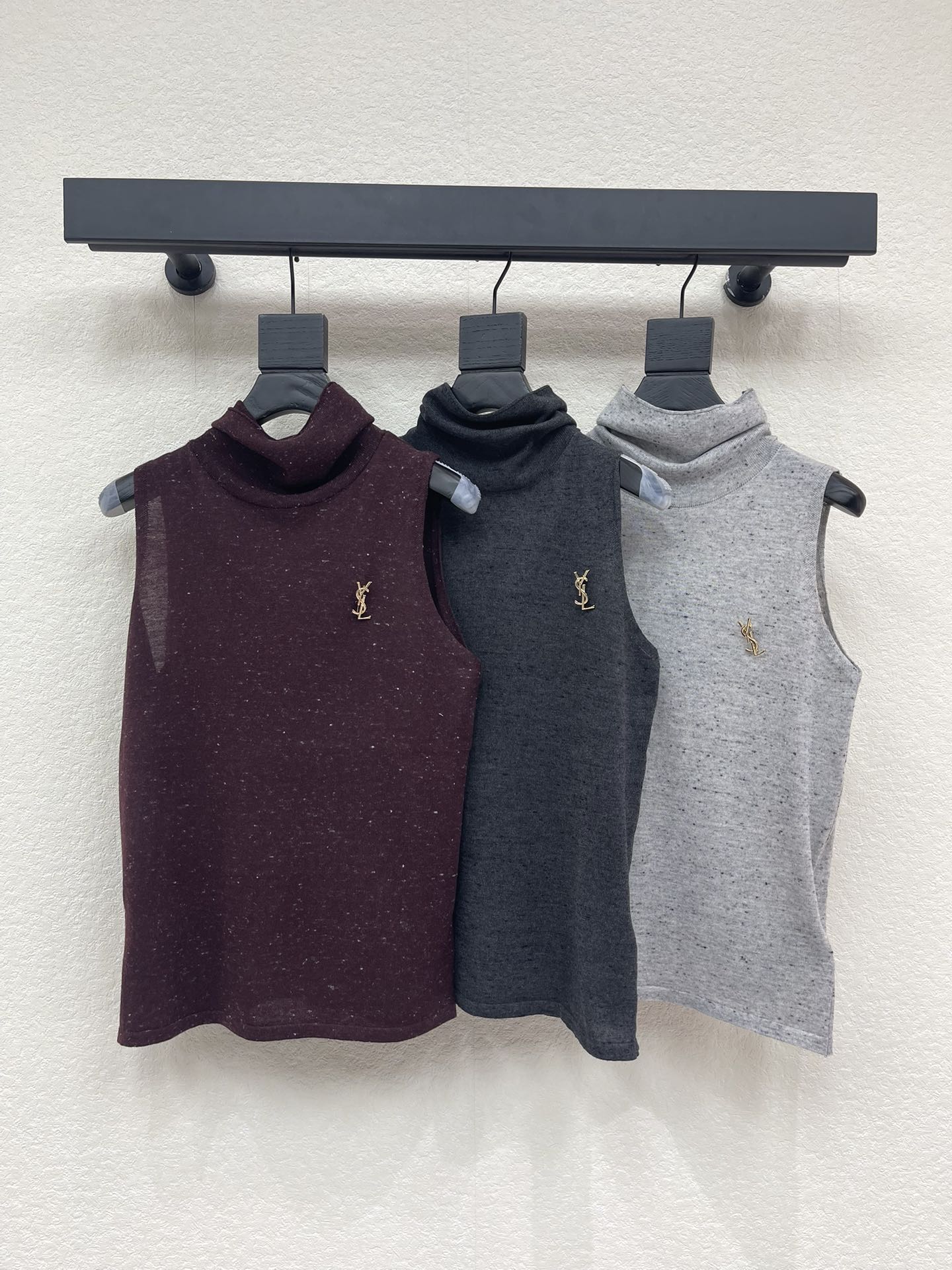 NO:757451,Ysl*26 new early spring high collar colorful dot knitted vest!  Weaved with custom wool yarns, the texture is high-end and comfortable. The knitted vest is tailored for the elderly. It has colorful dotted threads all over the body and the iconic letter logo pattern on the chest, which highlights the brand personality and highlights the high-end sense of wear. It allows simple styles to be worn with personality. The regular version shows a relaxed tone, light luxury and fashionable temperament. It can be worn alone or layered. It is the first choice for fashionable wear in all seasons!  SML A,,saint laurent,19860909Ysl*26早春新款高领彩点针织马甲背心！定制羊毛纱线织造,质感高级舒适,高龄针织马甲背心剪裁, 通体彩色点状织线,胸前装点标志性字母徽标图案,彰显品牌个性,凸显穿搭高级感,让简单款式穿出个性,常规版型尽显松弛调性,轻奢时髦气质,单穿叠穿均可,四季时尚穿搭首选！SML A,,saint laurent,,Women's clothing