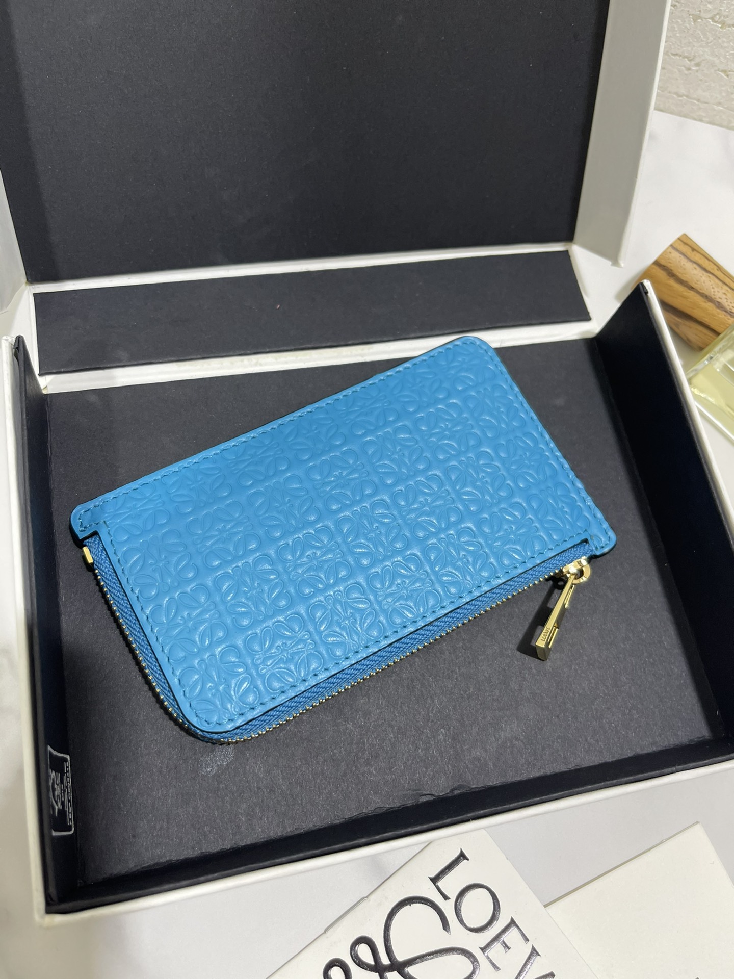NO:754230,Zippered card holder made of calfskin with embossed Anagram pattern, 4 card slots and zipper pockets, exquisite and practical, model number 3787, size 13*7.5, Loewe wallet, loewe, wallets, cowhide19860909拉链小卡包 选用小牛皮压满Anagram 图案,4 个卡位和 拉链口袋,精致实用,款号3787尺寸13*7.5,罗意威钱包,loewe,wallets,cowhide,欧美剧