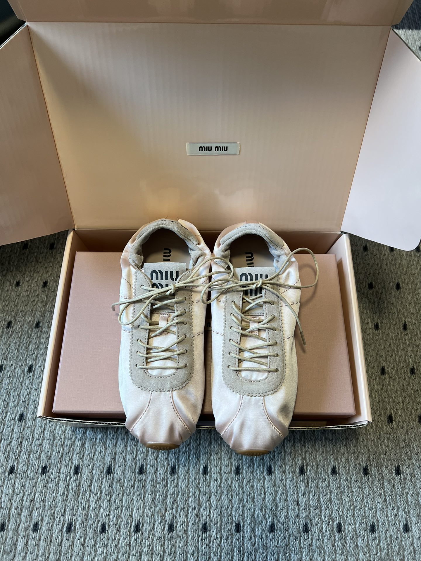 NO:759799,Guangdong purchasing agent MiuMiu 26ss early spring new casual ballet style satin moral training shoes  Put French gentleness under your feet, with glossy satin stitching and suede. The soft shoe shape is like being wrapped in clouds. Light pink is the sweetness of a girl, light green is the freshness of spring, and brown is retro elegance. Three low-saturated tones, gentle to the core. The lace-up design retains the casualness of Dexun shoes, but adds the lightness and elegance of ballet shoes. It is suitable for daily commuting and dating out on the street. It is a rich-feeling item that catches your heart at first glance.  The upper foot is soft and elastic and does not scratch the feet, and there is no pressure when walking. It looks good with jeans, pleated skirts, and suits, and it is easy to achieve the lazy and delicate miu girly feel. Uppers are made of high-mercerized cow suede/real silk cloth, lining cloth/sheepskin outsole, original open molded outsole, size 35-40 (customized size 40 is not returnable), casual shoes/sports shoes, miumiu, sneakers, skirts, jeans, business suit, sheepskin, real  silk, chamois leather19860909莞产代购级 MiuMiu 26ss早春新款休闲芭蕾风缎面德训鞋 把法式温柔踩在脚下,光泽感缎面拼接麂皮.软乎乎的鞋型像被云朵包裹.浅粉是少女的甜,浅绿是春日的清,棕是复古的雅.三种低饱和色调,温柔到骨子里.系带设计保留了德训鞋的随性,却又多了芭蕾鞋的轻盈与优雅.日常通勤、约会出街都适配,是一眼就心动的千金感穿搭单品. 上脚软弹不磨脚,暴走也无压力.配牛仔裤、百褶裙、西装都好看,轻松拿捏慵懒又精致的miu系少女感. 鞋面高丝光牛反绒/真丝布 内里布/羊皮 大底原版开模大底 size35-40码（40码定制不退换）,休闲鞋/运动鞋,miumiu,sneakers,skirts,jeans,business suit,sheepskin,real silk,chamois leather,Women's Shoes