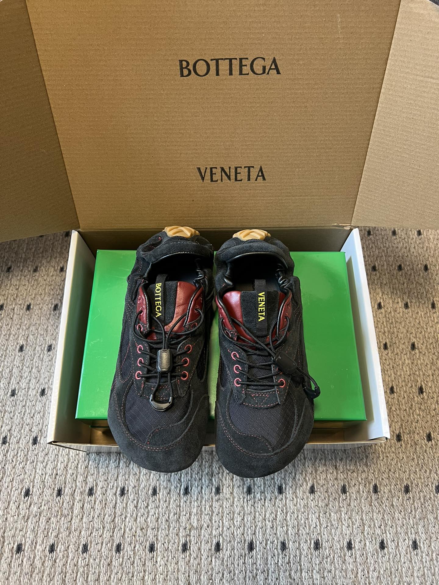 NO:759812,Guan-made purchasing agent Bottega Veneta BV26ss new retro moral training shoes in early spring. This pair of BV shoes is really crazy!  Retro Forrest Gump shoes + suede stitching plaid. The distressed toe and contrasting color shoelaces are so atmospheric. Black and red are cool, milky white is gentle, and goose yellow is energetic. I want to have all three colors!  It's soft on your feet, so you won't feel tired after a day of running around, and it feels light and luxurious. It looks great with jeans and suits. It's a must-have for spring, so close your eyes and you won't lose!  Three colors to suit all your moods. You can freely switch between the city and the mountains while walking. The upper is imported high-density canvas/high mercerized cow suede. The inner lining is imported sheepskin. The outsole is original molded outsole. Size 35-40 (customized size 40 is non-returnable). Casual shoes/sports shoes, bottega veneta,bottega veneta,sneakers,jeans,business suit,sheepskin,chamois leather19860909莞产代购级 Bottega Veneta BV26ss早春新款复古德训鞋 BV这双鞋真的杀疯了！复古阿甘鞋型+麂皮拼接格纹.做旧鞋头和撞色鞋带太有氛围感了,黑红酷飒、奶白温柔、鹅黄元气,三种颜色都想all in！上脚软乎乎的,暴走一天都不累,轻奢感直接拉满,配牛仔裤、西装都好看.春日穿搭刚需,闭眼入不亏！ 三种色调,适配你所有穿搭情绪,行走间,是都市与山野的自由切换. 鞋面进口高密度帆布/高丝光牛反绒 内里进口羊皮 大底原版开模大底 size35-40码（40码定制不退换）,休闲鞋/运动鞋,bottega veneta,bottega veneta,sneakers,jeans,business suit,sheepskin,chamois leather,Women's Shoes
