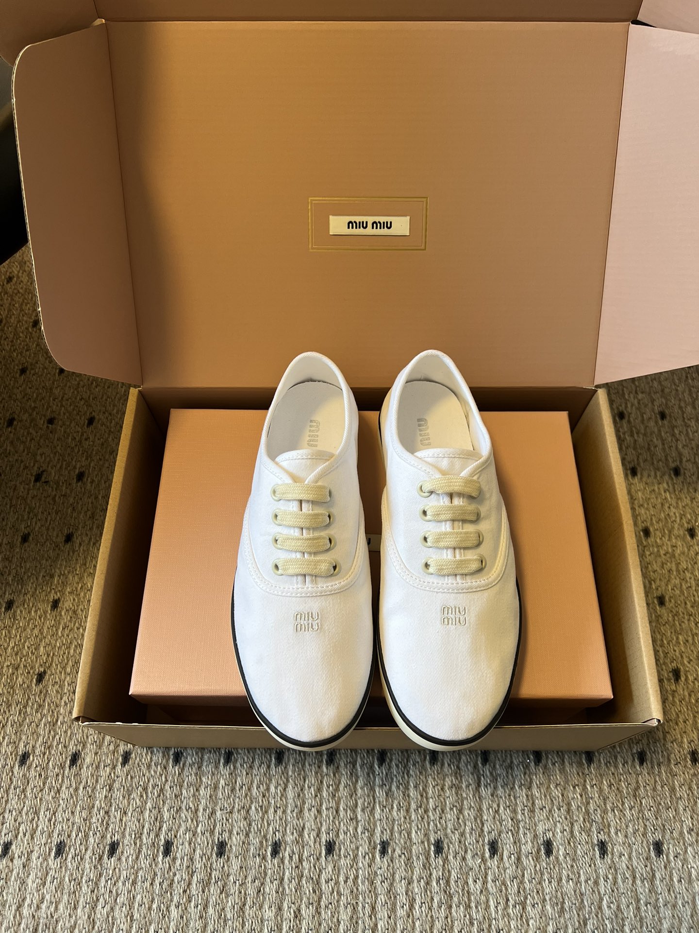 NO:760112,MiuMiu 26ss new casual canvas shoes for early spring. Light luxury casual shoes that can also be worn by people in the workplace. I found this pair of Miu Miu canvas shoes, which use low-saturated tones to balance sweetness and coolness. The canvas material is breathable and not stuffy, and the rubber sole is soft and elastic without tiring. From the office to the cafe, one pair can handle all scenes. The low-key logo embroidery gives a sense of luxury.  Paired with pleated skirts and jeans, it is so sweet that you will look like a wealthy daughter, gentle and powerful. Twill upper, lining and rubber outsole, size 35-40 (customized size 40 is non-refundable), heel height 2cm, casual shoes/sports shoes, miumiu, sneakers, skirts, jeans19860909MiuMiu 26ss 早春新款休闲帆布鞋 职场人也能穿的轻奢休闲鞋,被我找到了,Miu Miu这双帆布鞋,用低饱和色调平衡甜与酷.帆布材质透气不闷脚,橡胶底软弹不累脚,从办公室走到咖啡馆,一双搞定所有场景.低调的logo刺绣,是懂分寸的高级感. 搭配百褶裙、牛仔裤都甜到冒泡,穿上就是富家千金既视感,温柔又有力量. 鞋面斜纹布 内里布里 大底橡胶大底 size35-40码（40码定制不退换） 跟高2cm,休闲鞋/运动鞋,miumiu,sneakers,skirts,jeans,Women's Shoes