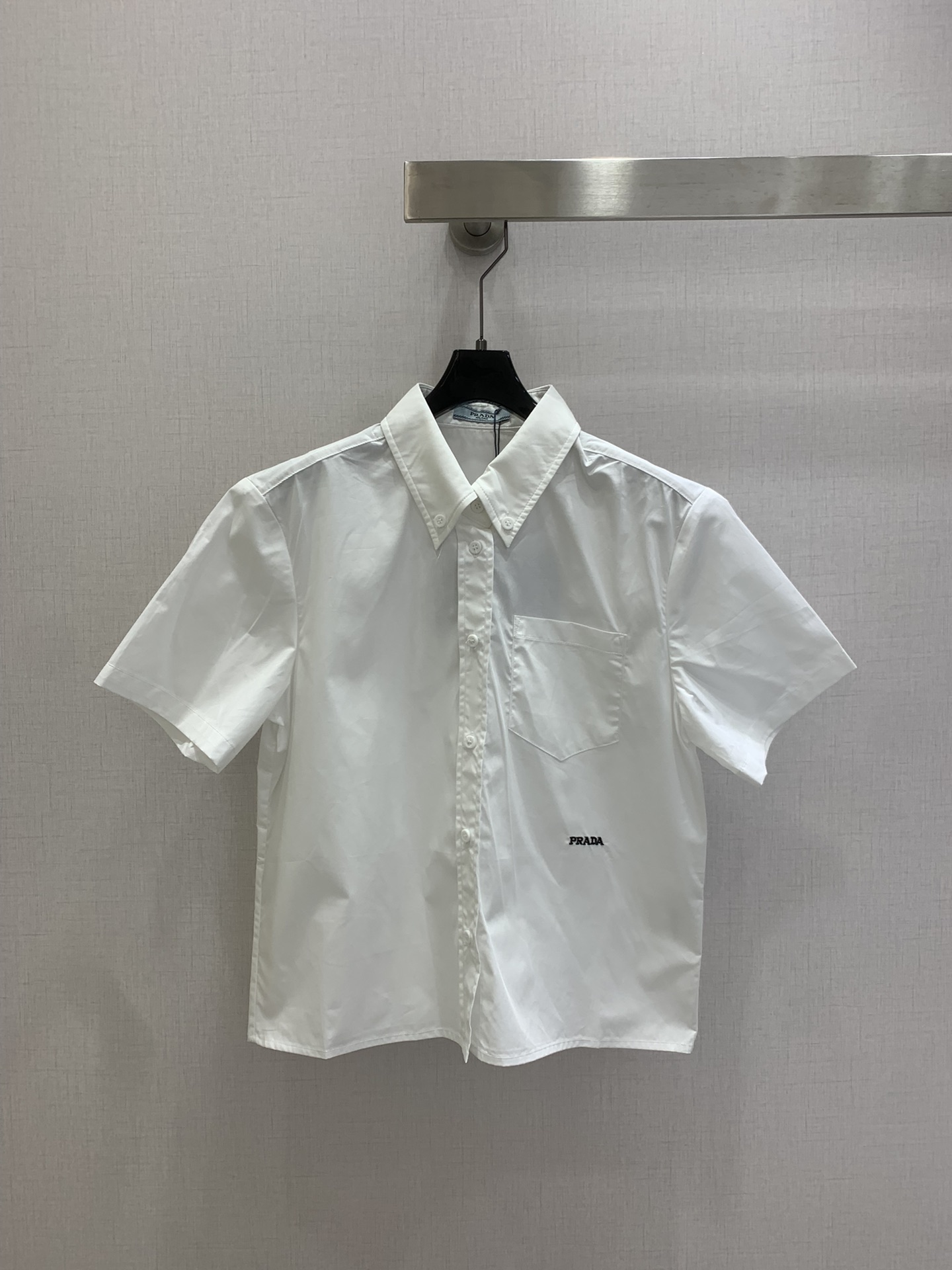 NO:757830,Highly recommended for early spring 26, embroidered pocket short shirt. The classic white shirt is always a versatile item in the wardrobe. It has neat tailoring and low-key logo embroidery. It is refreshing and clean when worn alone. It is very stylish when layered with sweaters or jackets. It can be used for commuting, leisure, and dating. It is a timeless sense of luxury. Choose a color. SML code, high quality ABC, jackets & coats, shirts,19860909强烈推荐 26早春新款 刺绣口袋短款衬衫 经典白衬衫永远是衣橱里的万能,选手利落的剪裁+低调的logo刺绣,单穿清爽干净,叠穿针织衫或外套都很有腔调,通勤、休闲、约会都能hold住,是永不过时的高级感选择一个色 SML码 高品质ABC,,jackets & coats,shirts,,Women's clothing