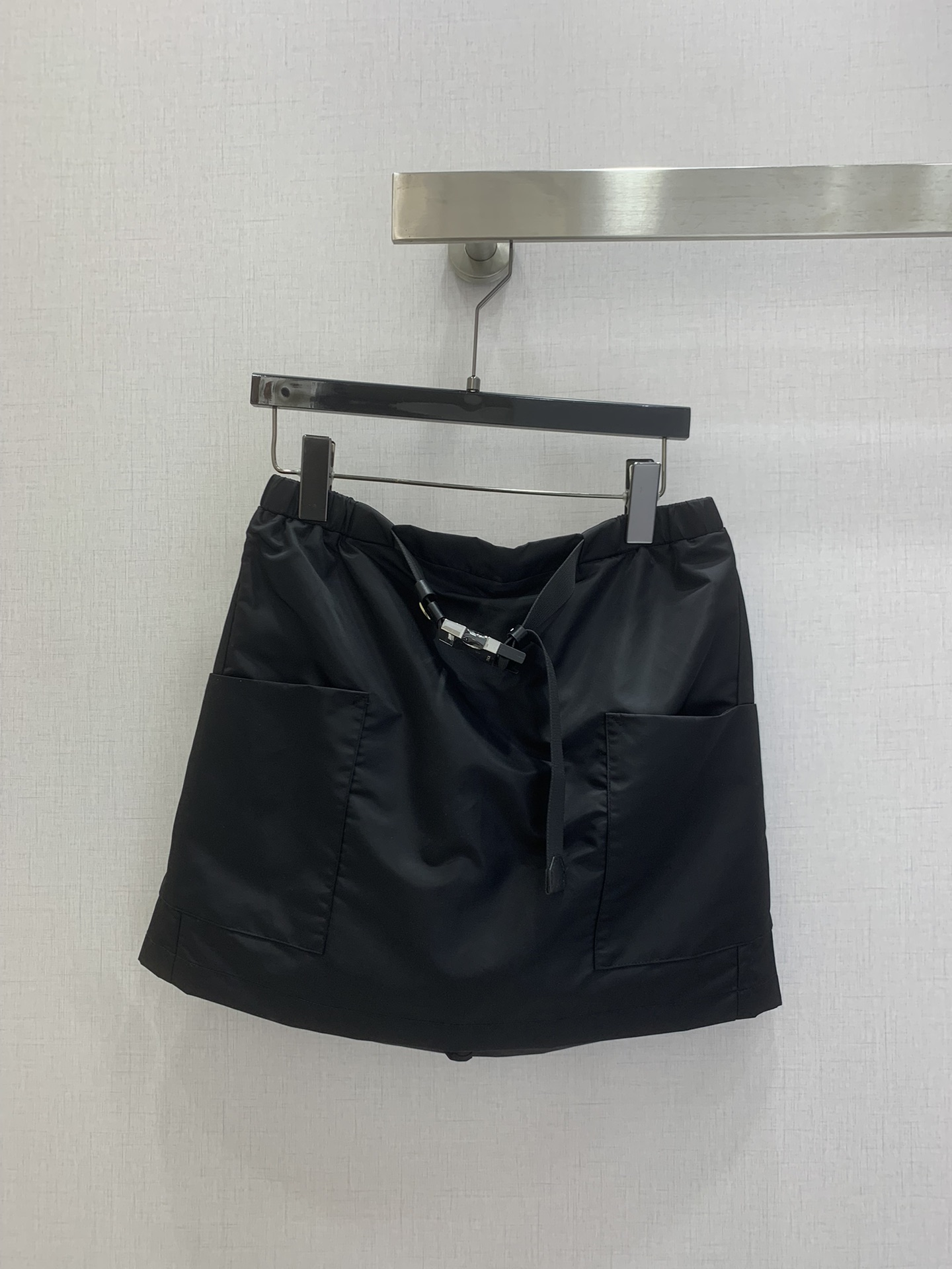 NO:757798,Highly recommended 26 early spring new style double pocket belt skirt. A black workwear skirt that is both cool and practical. It comes with a functional metal buckle belt to easily adjust the waistline. The large pocket design takes into account both styling and storage. The crisp fabric creates a neat A-line shape. It can instantly add a street feel when paired with a sweatshirt or short T. It is an indispensable personal item in the wardrobe of sweet and cool girls. One color SML code High quality ABC, hoodie, sweatshirts, skirts,19860909强烈推荐 26早春新款 双口袋腰带半裙 酷感与实用并存的黑色工装短裙,自带机能风金属扣腰带,轻松调节腰线,大口袋设计兼顾造型与收纳,挺括面料打造利落A字版型,搭配卫衣或短T都能瞬间拉满街头感,是甜酷女孩衣橱里不可缺少的个性单品.一个色 SML码 高品质ABC,,hoodie,sweatshirts,skirts,,Women's clothing