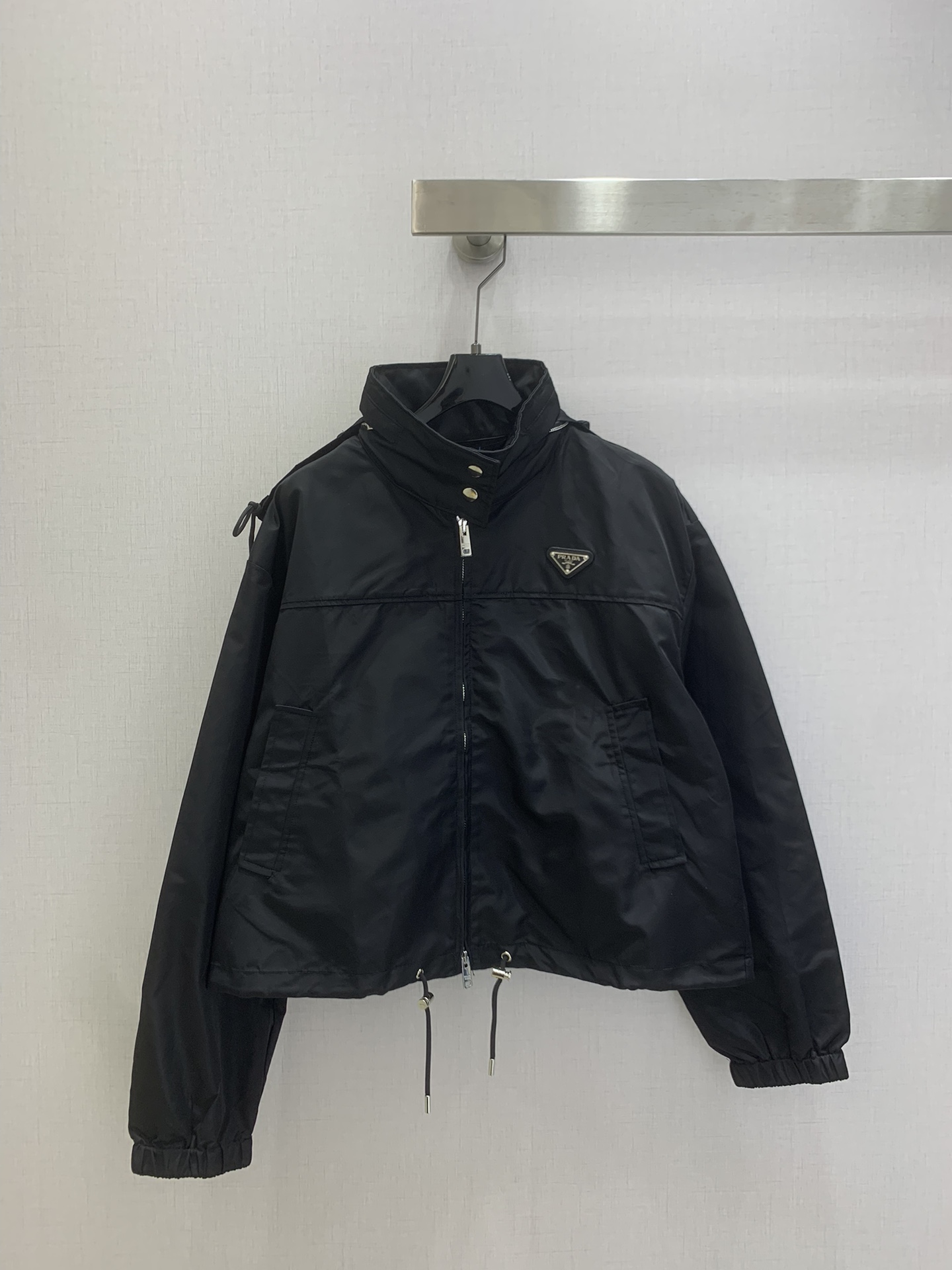 NO:757806,Highly recommended 26 early spring new short hooded jacket. Classic black recycled nylon fabric, hooded (can be hidden) stand-up collar + triangle logo details, drawstring waist design, neat and proportional. It is a universal artifact for layering in early spring. The fashionable jacket that is needed in early spring. The neat short cut makes the body taller and taller. The waterproof fabric takes into account both practicality and appearance. The triangle logo embellishment makes it full of recognition, so you can close your eyes without stepping on thunder!  One color SML code high quality ABC,,jackets & coats,jackets & coats,hats,19860909强烈推荐 26早春新款 短款连帽夹克外套 经典黑色再生尼龙面料,连帽(可隐藏）立领+三角标细节,抽绳收腰设计,利落又显比例,是早春叠穿的万能神器.早春刚需的时髦外套 利落短款剪裁衬得身形更挺拔,防水面料兼顾实用性与颜值,三角标点缀辨识度拉满,闭眼入不踩雷！一个色 SML码 高品质ABC,,jackets & coats,jackets & coats,hats,,Women's clothing