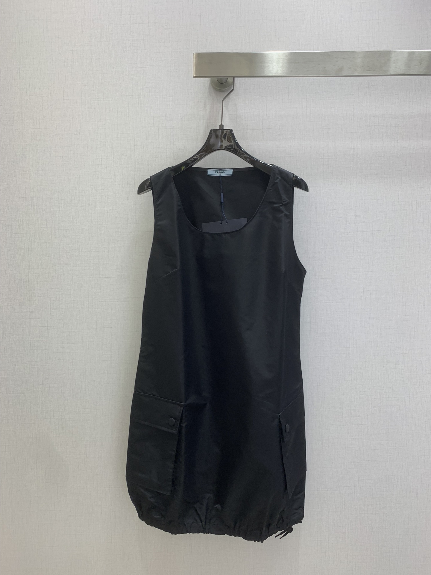 NO:757814,Highly recommended for the early spring of 26, the new workwear nylon vest dress is so classic, as always, the small A-line baby dress is cut, sweet and age-reducing. Made of customized lightweight nylon fabric, it feels delicate, comfortable to wear and has a drapey feel. The cool-toned high-end black is also very easy to match!  The A-line vest dress is cut to reduce age and look slimmer. The large-open U-shaped collar is suitable for various layering and matching. The iconic triangle logo enamel is decorated on the back to highlight the iconic elements. The large pocket design on the hem is super cute and age-reducing. The drawstring on the skirt can be adjusted at will. The logo hardware customized by yb is exquisitely made inside and outside. It looks good when worn alone or layered with T-shirts and shirts!  One color SML code high quality ABC,,skirts,tees,t-shirt,19860909强烈推荐 26早春新款 工装尼龙背心连衣裙 太经典了,一如既往小A字娃娃裙剪裁,甜美减龄 采用定制的轻盈尼龙面料,手感细腻,穿着舒适也有垂坠感,冷色调高级黑色也非常好搭配！减龄显瘦小A字背心裙裁剪,大开口U字领适合各种叠搭配哦,后背装饰标志性三角形logo徽标珐琅凸显标志性元素,下摆工装大口袋设计是亮点超级可爱又减龄,裙摆抽绳可以随意调节造型,yb定制的logo五金,里外做工精致,单穿或者叠搭T恤、衬衣都好看！ 一个色 SML码 高品质ABC,,skirts,tees，t-shirt,,Women's clothing