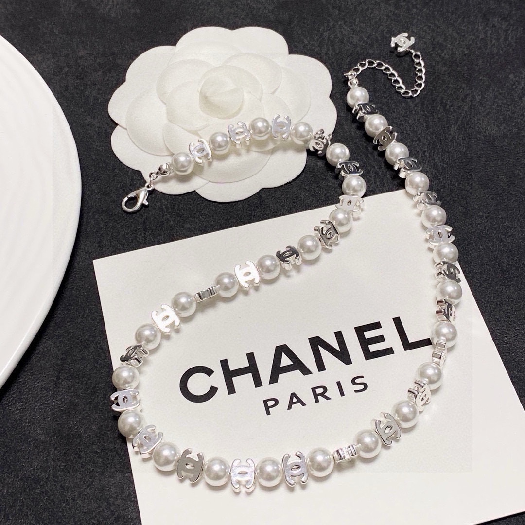 Chanel 香奈儿Chanel最新款珍珠项链 超个性 百搭款特别特别赞 整体细节非常令人惊喜