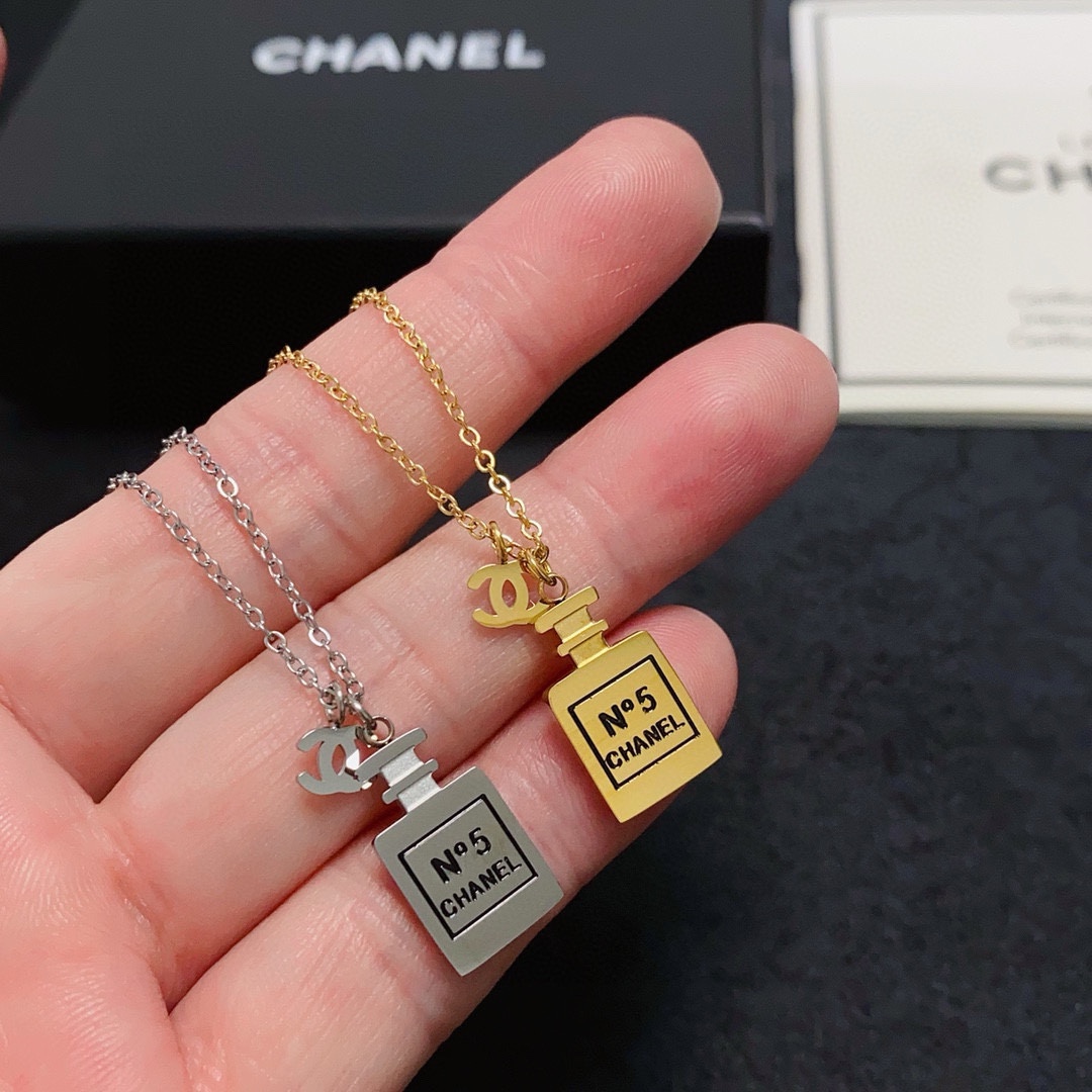 NO:755247,Chanel Chanel double C letter perfume bottle can be freely retracted and adjusted. The latest fashionable thin necklace 14K stainless steel is color-preserving and super personalized. The versatile style is particularly amazing. The overall details are very surprising. The design is full of sense. It not only brings out personal confidence and taste, the style is elegant and fashionable, highlighting the French elegance. The meticulous details make it more attractive to wear. Boutique jewelry, chanel, chanel, necklace19860909香奈儿Chanel双C字母香水瓶自由伸缩调节最新款时尚细项链14K精钢保色超个性,百搭款特别特别赞,整体细节非常令人惊喜,设计感十足,不仅带出个人自信及品味,款式典雅而时尚,突显法式高雅气息,加上一丝不苟的细节,使得佩戴起来更具吸引力,饰品精品,chanel,chanel,necklace,Jewelry