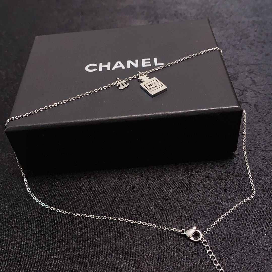 Chanel 香奈儿Chanel双C字母香水瓶自由伸缩调节最新款 细项链 14K精钢保色超个性