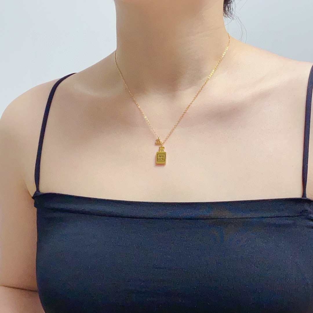Chanel 香奈儿Chanel双C字母香水瓶自由伸缩调节最新款 细项链 14K精钢保色超个性