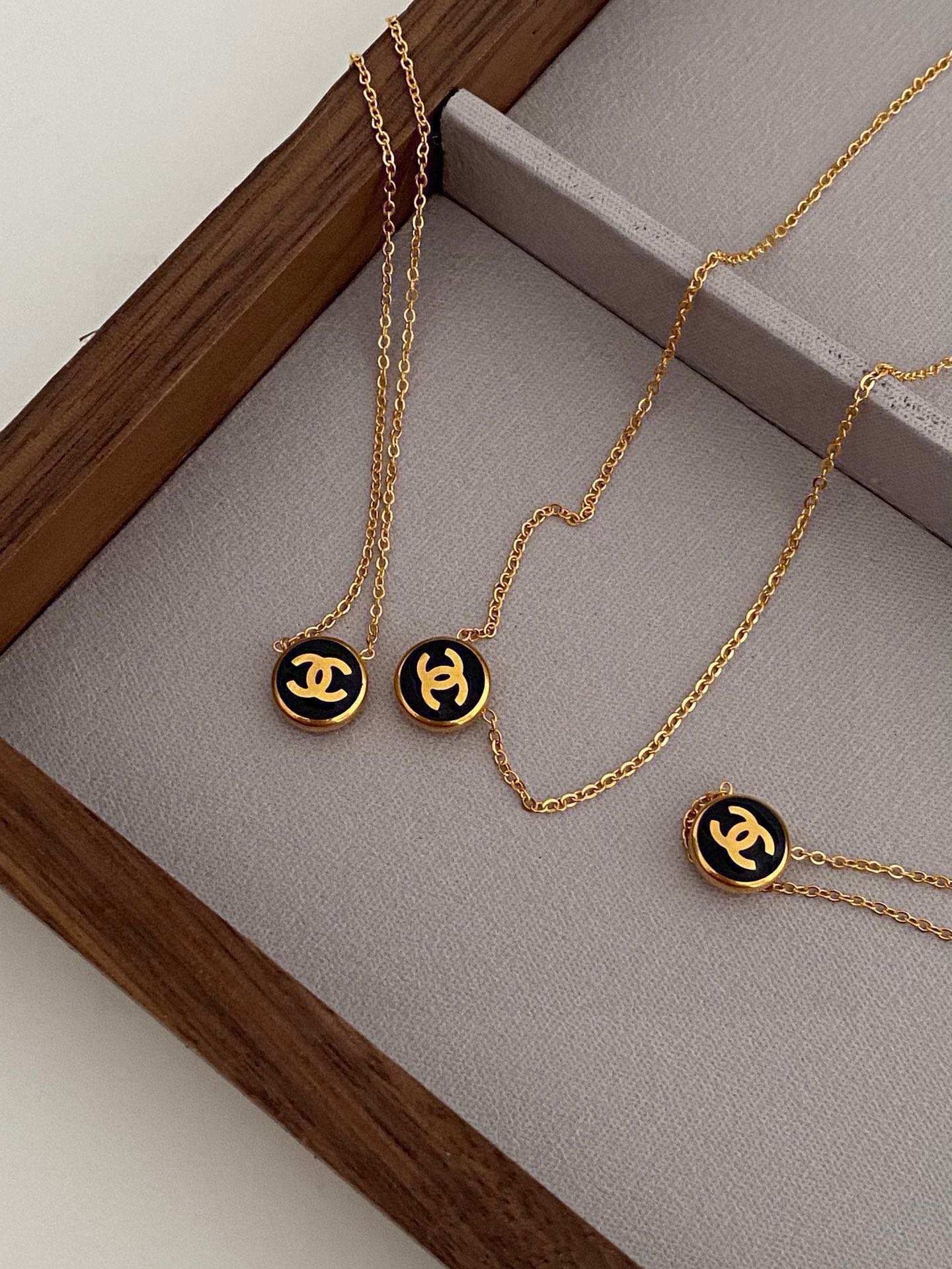 NO:755259,Chanel Xiaoxiangfeng Medieval Black Gold Series Exclusive Golden Bean Seiko Necklace 24K Real Gold Electroplating Color-Protected Necklace Xiaohongshu recommends the popular Chanel's latest double C stainless steel super personalized, versatile style is particularly amazing, the overall details are very surprising, full of design, not only brings out personal confidence and taste, the style is elegant and fashionable, highlighting the French elegance, coupled with meticulous details, making it more attractive to wear, fine jewelry, chanel, chanel, necklace19860909Chanel 小香风中古黑金系列独家金豆豆精工项链24K真金电镀保色项链小红书推荐爆款香奈最新款双C精钢超个性,百搭款特别特别赞,整体细节非常令人惊喜,设计感十足,不仅带出个人自信及品味,款式典雅而时尚,突显法式高雅气息,加上一丝不苟的细节,使得佩戴起来更具吸引力,饰品精品,chanel,chanel,necklace,Jewelry