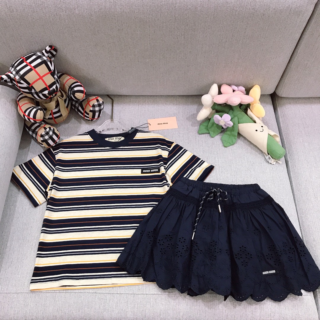 Alta costura solo cambio de talla. Tallas: 100-160. Conjunto casual para niña MIUMIU [Camiseta de rayas retro de dos co…