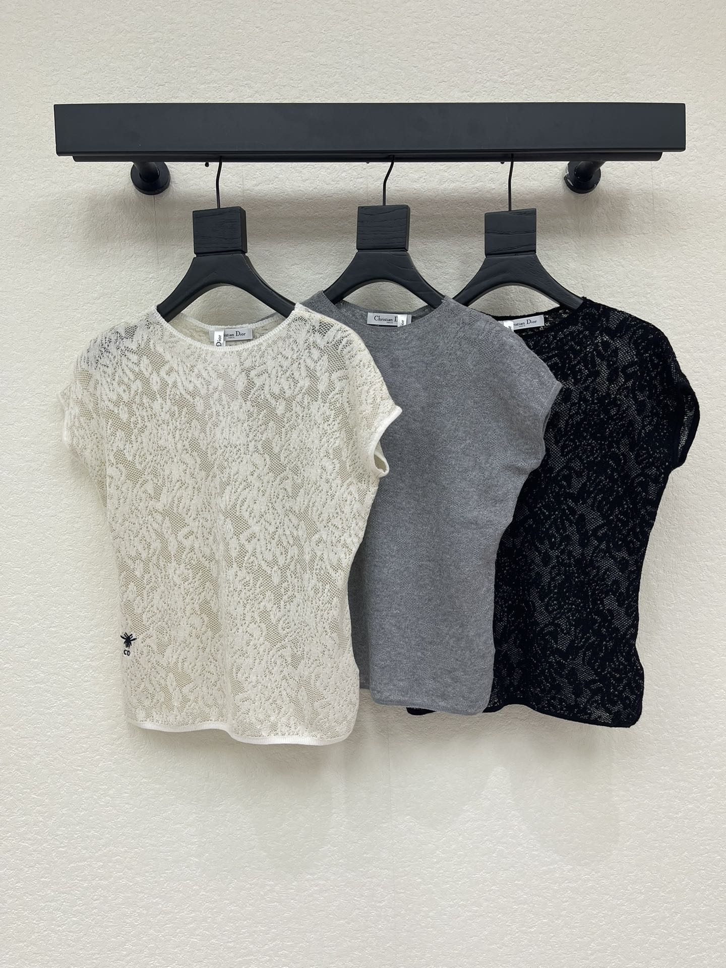 NO:758955,Dio*26 new spring and summer hollow pattern knitted vest!  Customized knitted material with high-end texture. Knitted vest cut. The whole body is finely knitted and hollowed out to show the pattern. It highlights the brand personality. The iconic embroidered letters on the waist highlight the high-end look. Simple styles can be worn with exquisite personality. The outfit shows a relaxed and tonal look. Light luxury and fashionable temperament. Can be worn alone or layered!  SML A,,dior,19860909Dio*26春夏新款镂空花纹针织背心！定制针织材质 质感高级 针织背心剪裁 通体细腻针织以镂空处理呈现花纹图案 彰显品牌个性 腰侧标志性刺绣字母 凸显穿搭高级感 让简单款式穿出个性精致 穿搭尽显松弛调性 轻奢时髦气质 单穿叠穿均可！SML A,,dior,,Women's clothing